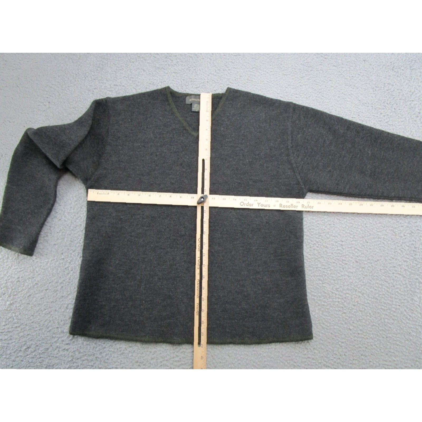 Banana Republic VINTAGE Banana Republic Long Sleeve Sweater Men’s V Neck Size S 100% Wool Gray Pullover Mens Size US S / EU 44-46 / 1 - 3 Thumbnail