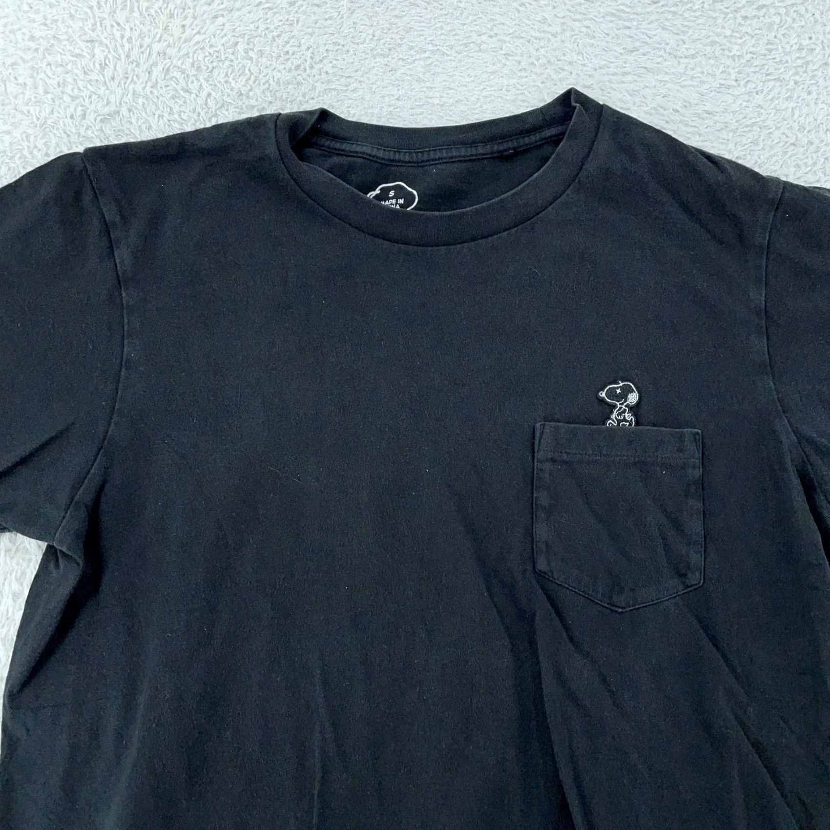 Uniqlo KAWS x Peanuts Shirt XS Black Uniqlo UT Snoopy Embroidered Pocket Tee Size US XS / EU 42 / 0 - 2 Thumbnail
