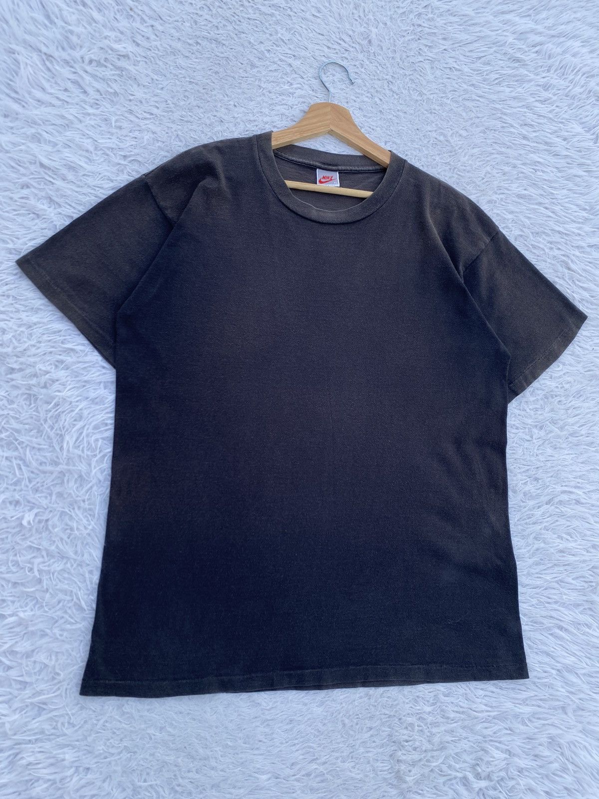 Nike Rare Vintage 90s NIKE Swoosh Logo Tshirt Size US L / EU 52-54 / 3 - 10 Thumbnail