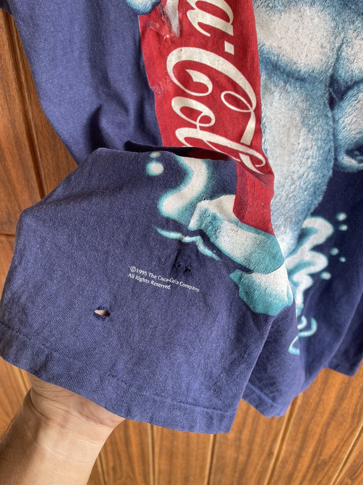 Coca Cola Vintage 90s Sun Faded Thrashed Coca Cola Surfing Bear Tshirt Size US L / EU 52-54 / 3 - 6 Thumbnail