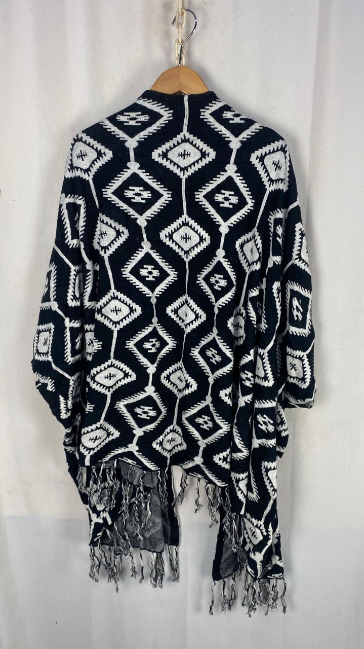 H&M × Native H&M ponchos native fullprint Size US M / EU 48-50 / 2 - 11 Thumbnail