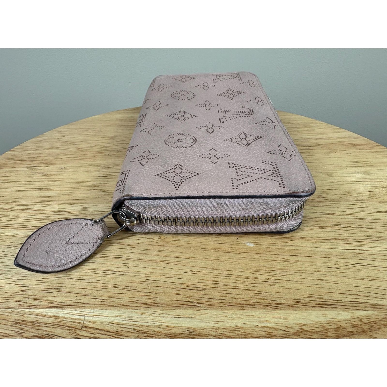 Louis Vuitton Authentic Louis Vuitton Pink Mahina Zippy Travel Wallet Size ONE SIZE - 3 Thumbnail