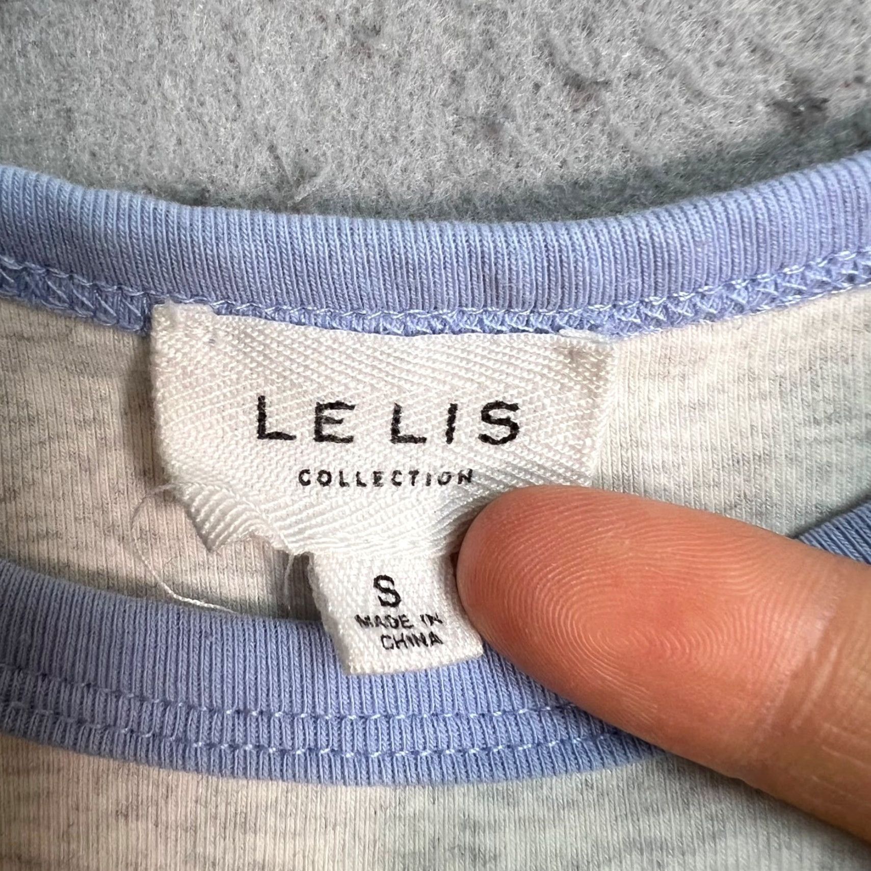 Vintage Le Lis Collection Womens Crop Top Sleeveless Gray Small with Blue Trim Shirt Adult Womens S Gray Crop Top Cropped Spring Summer Nike Size S / US 4 / IT 40 - 3 Thumbnail