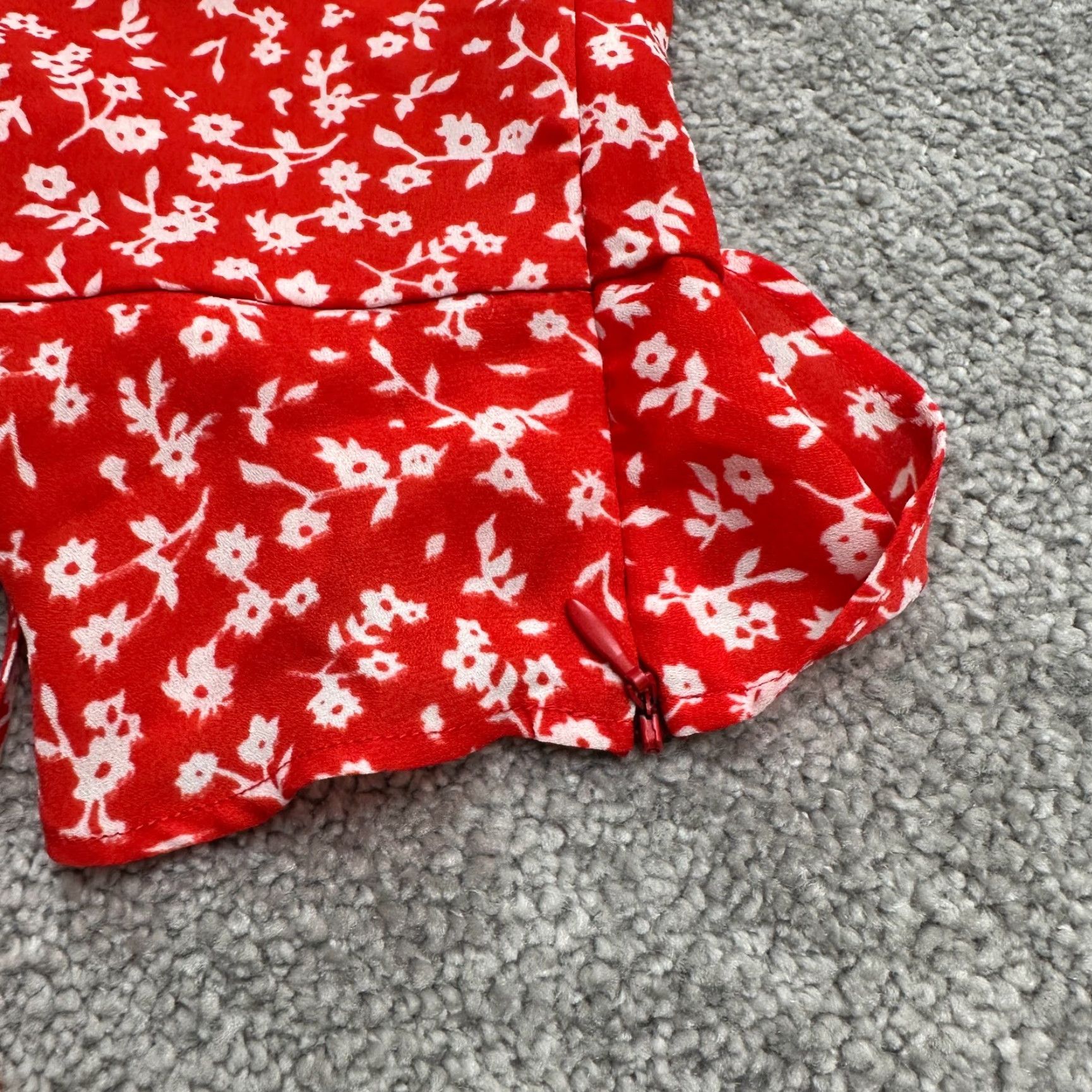 AQUA Aqua Ruched Floral Top Womens S Red White Ruffles Bell Sleeve Casual Knit Polyester V-Neck Short Sleeve Blouse Shirt Beach Classic Modern Size S / US 4 / IT 40 - 5 Thumbnail