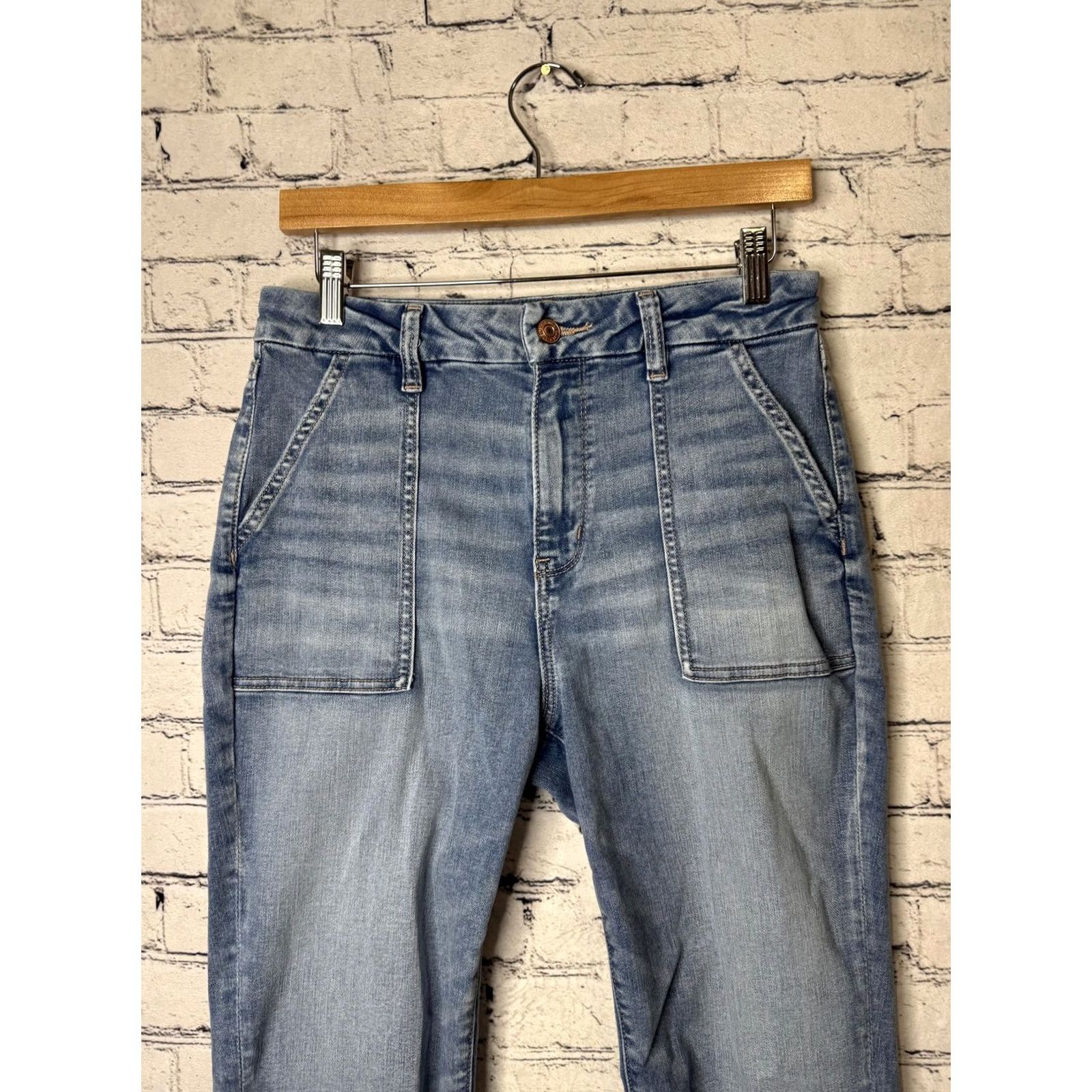 Vintage VINTAGE? No. American Eagle Light Wash Casual Denim Jeans 28x26 Women Jeans Blue 28 Inseam 26 in Regular Cotton Denim Button Closure Size 28" / US 6 / IT 42 - 3 Thumbnail