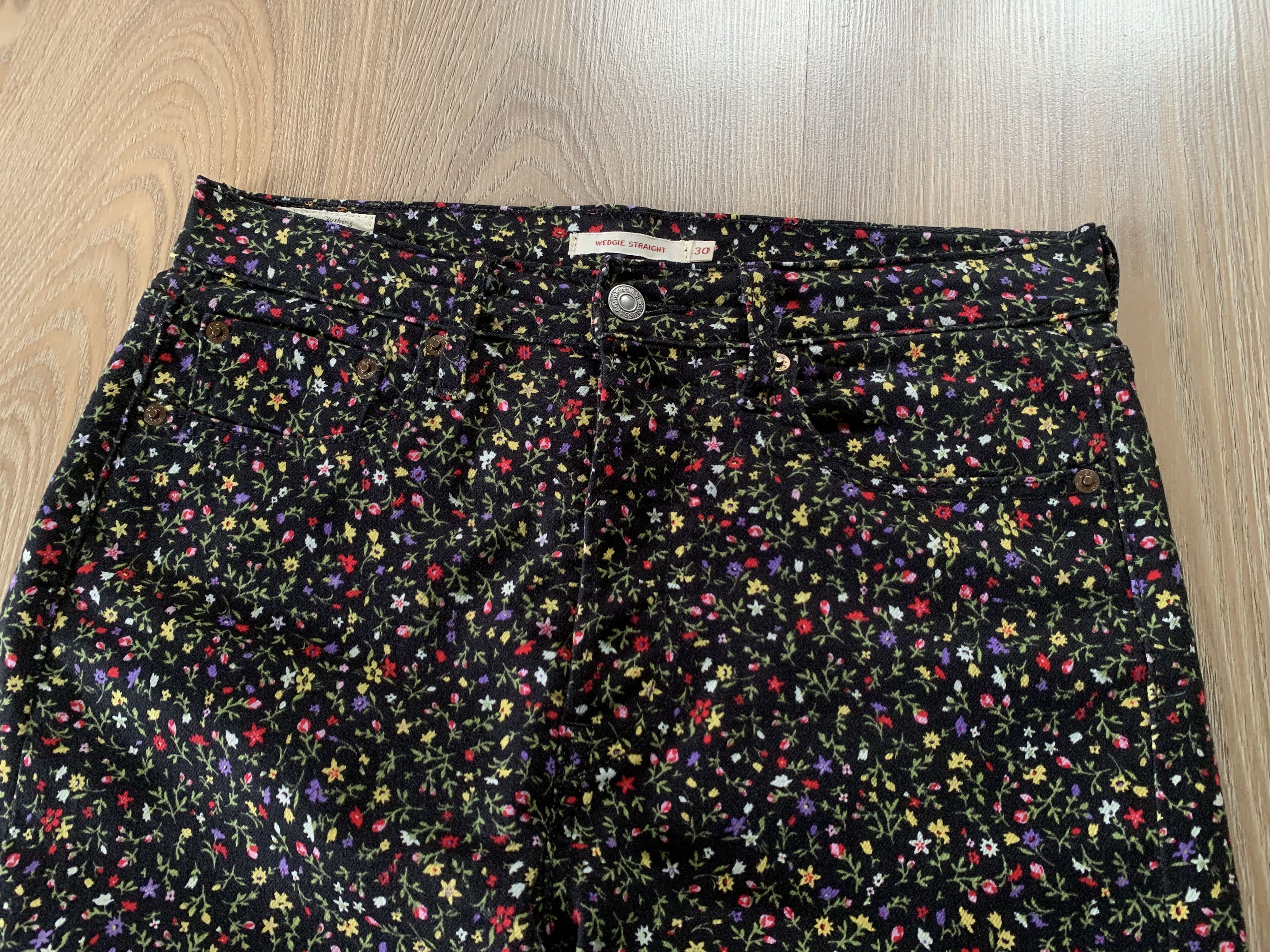 Levi's Women’s Levi’s Premium Wedgie Straight Floral Black Jeans Size 30" / US 8 / IT 44 - 4 Thumbnail