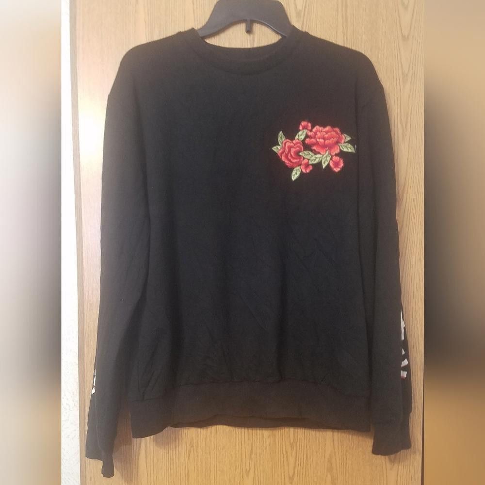 Designer Black Sweatshirt with Red Rose Embroidery Size Large Size L / US 10 / IT 46 - 1 Thumbnail