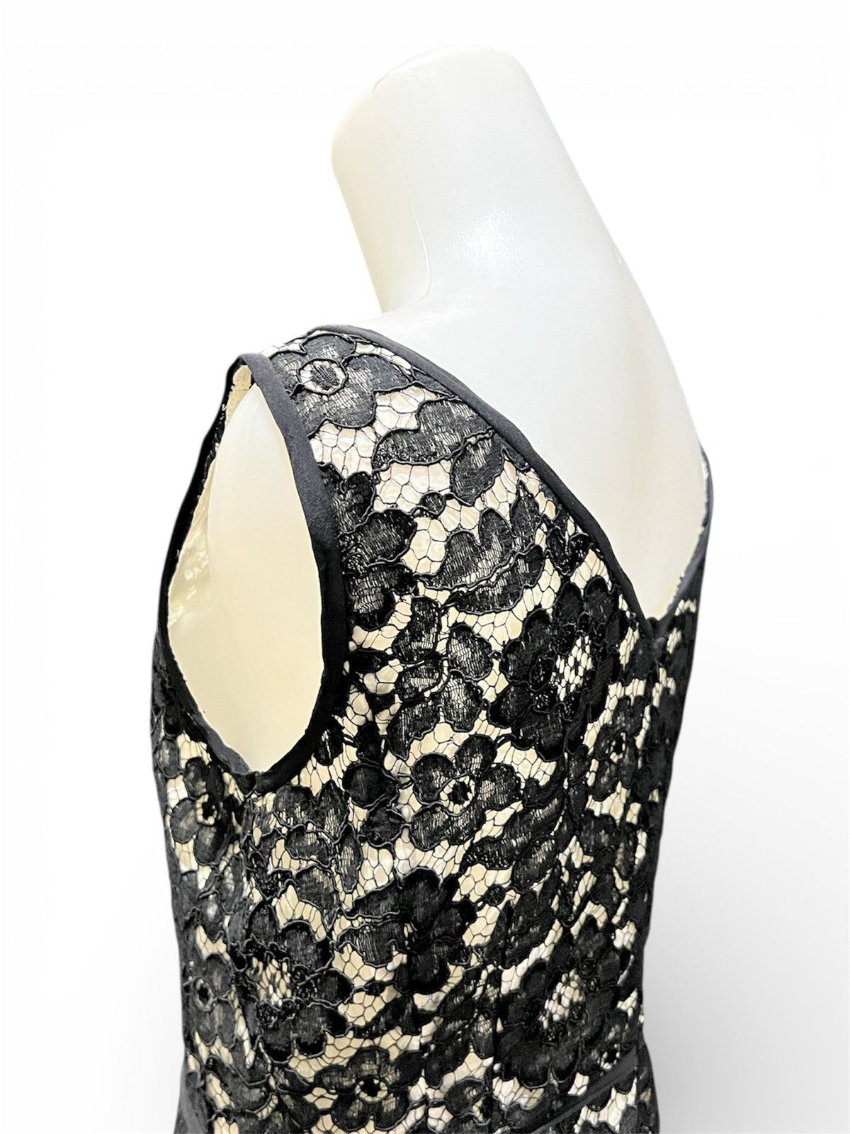 Moschino Vintage Moschino Lace Sleeveless Sheath Dress Floral Pattern Size M / US 6-8 / IT 42-44 - 4 Thumbnail