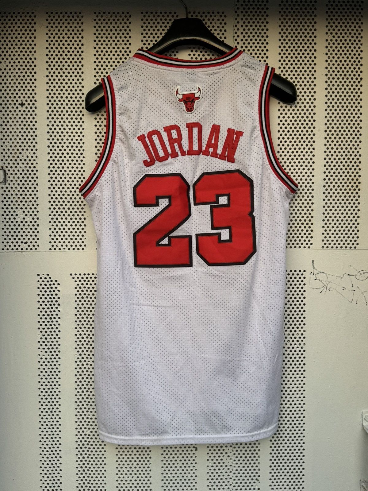 NBA × Nike Nike Michael Jordan #23 Chicago Bulls Jersey White Red Size US M / EU 48-50 / 2 - 2 Thumbnail