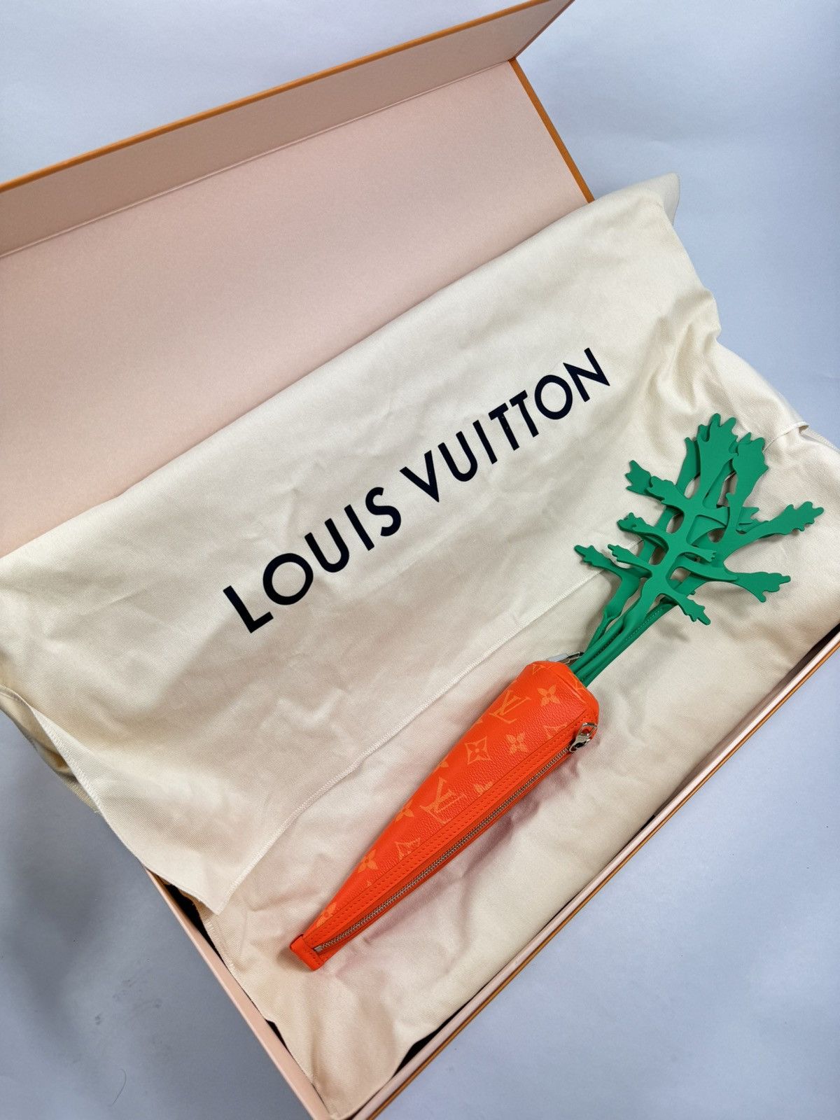 Louis Vuitton CARROT POUCH M80851 (RARE) Size ONE SIZE - 13 Thumbnail