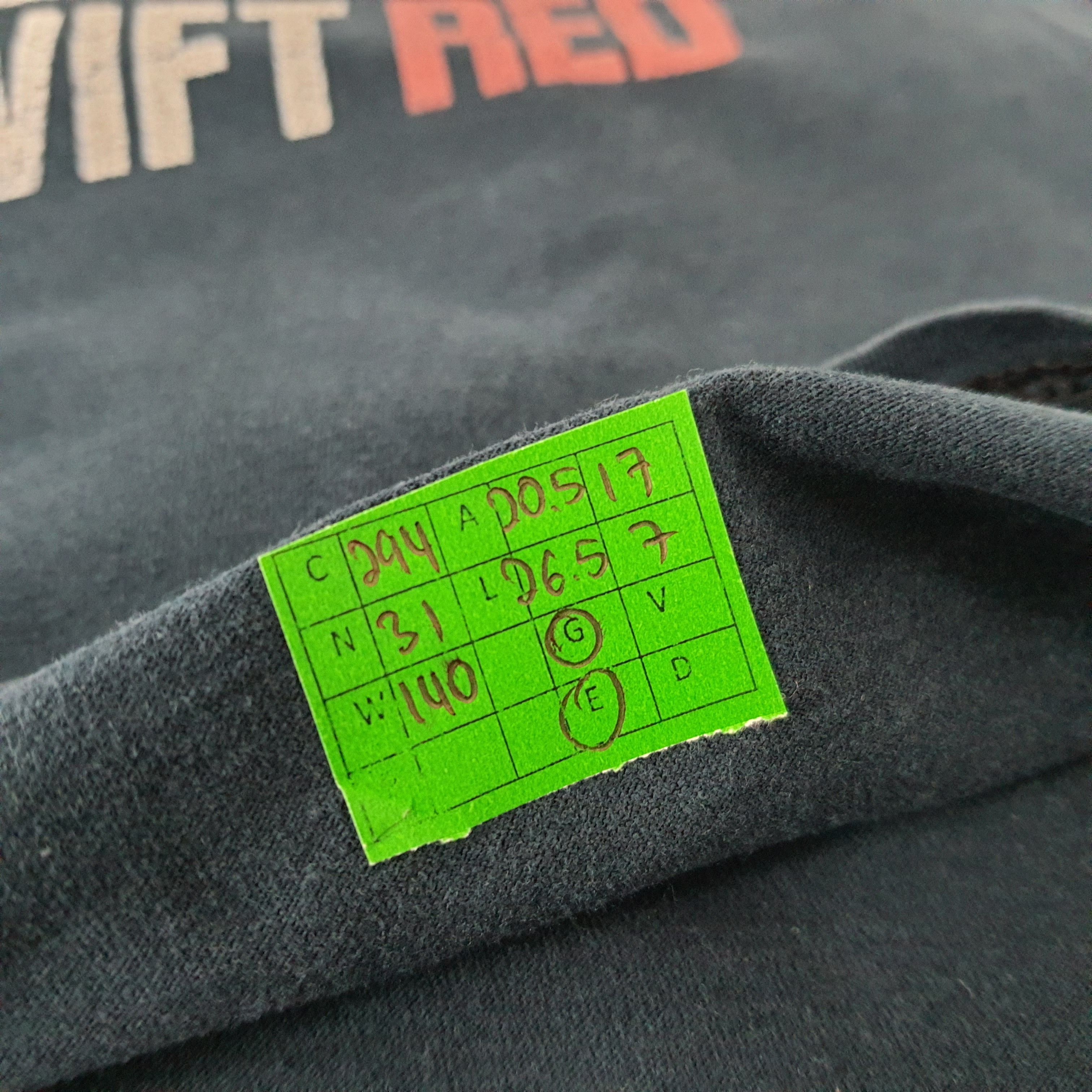 Band Tees Vintage Taylor Swift Red Tour 2013 Tshirt C294N31 Size US M / EU 48-50 / 2 - 10 Thumbnail