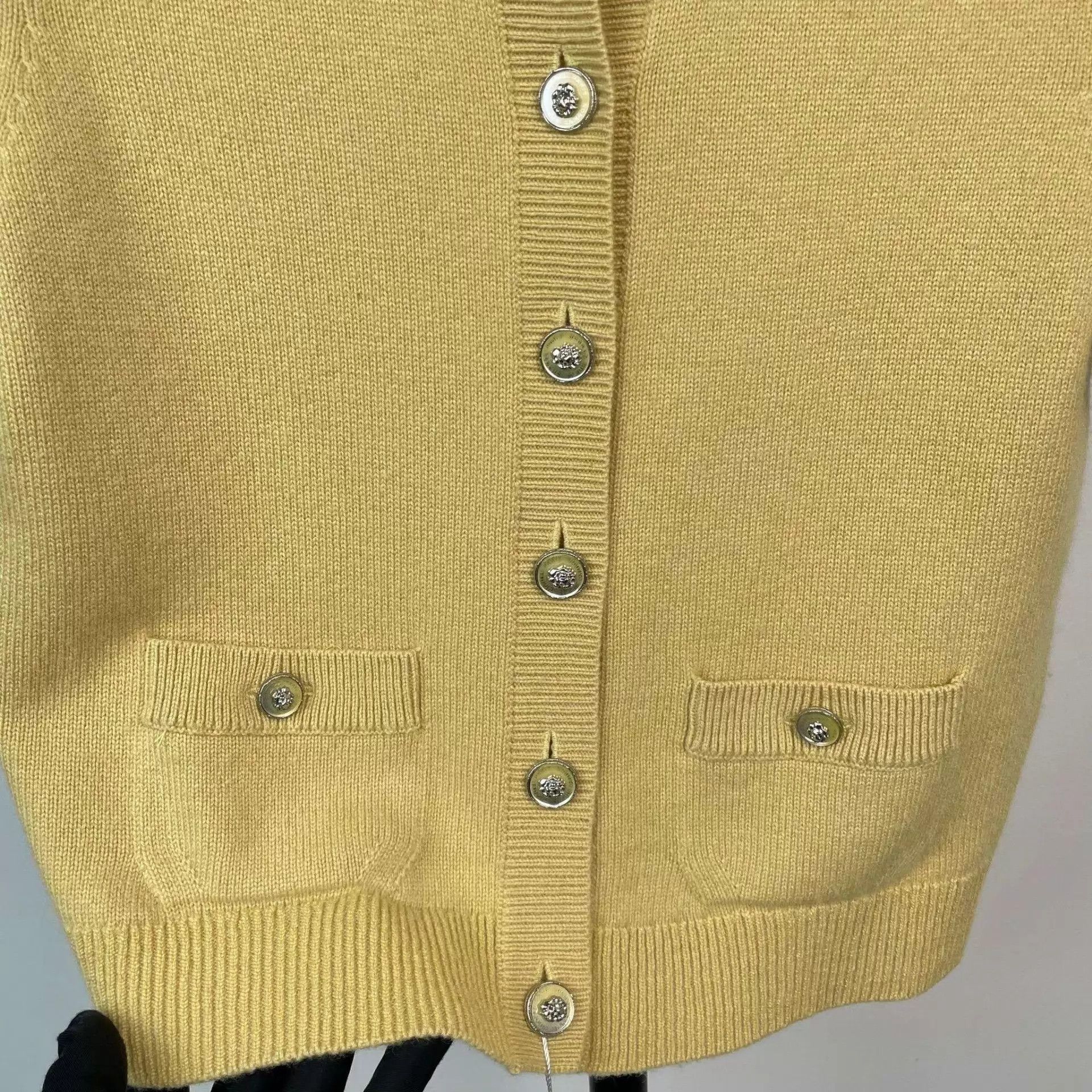 Chanel Chanel 98 New yellow 34 knit short-sleeve cardigan Size XS / US 0-2 / IT 36-38 - 5 Thumbnail