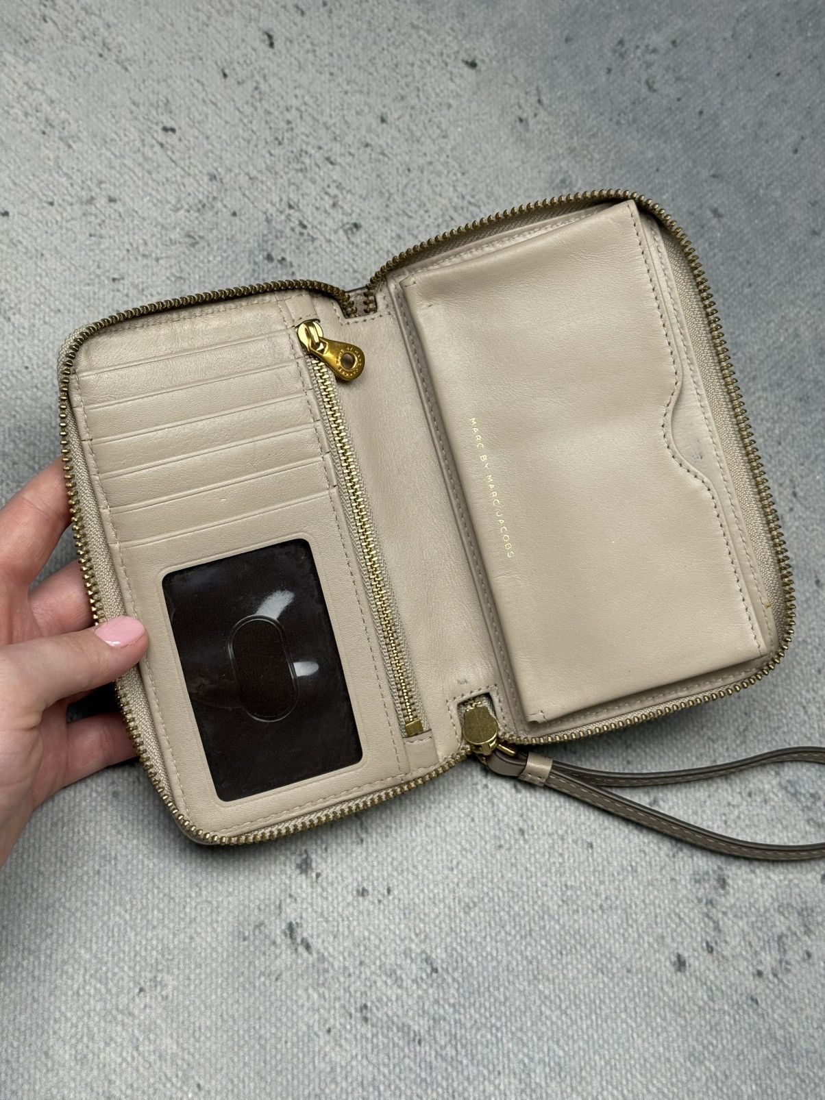 Marc by Marc Jacobs Vintage Marc by Marc Jacobs Beige Zip Around Wallet Rare Size ONE SIZE - 8 Thumbnail