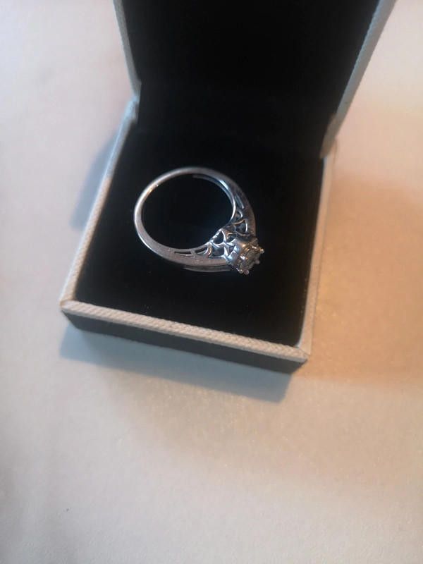 Other 9ct white gold diamond ring Size ONE SIZE - 3 Thumbnail