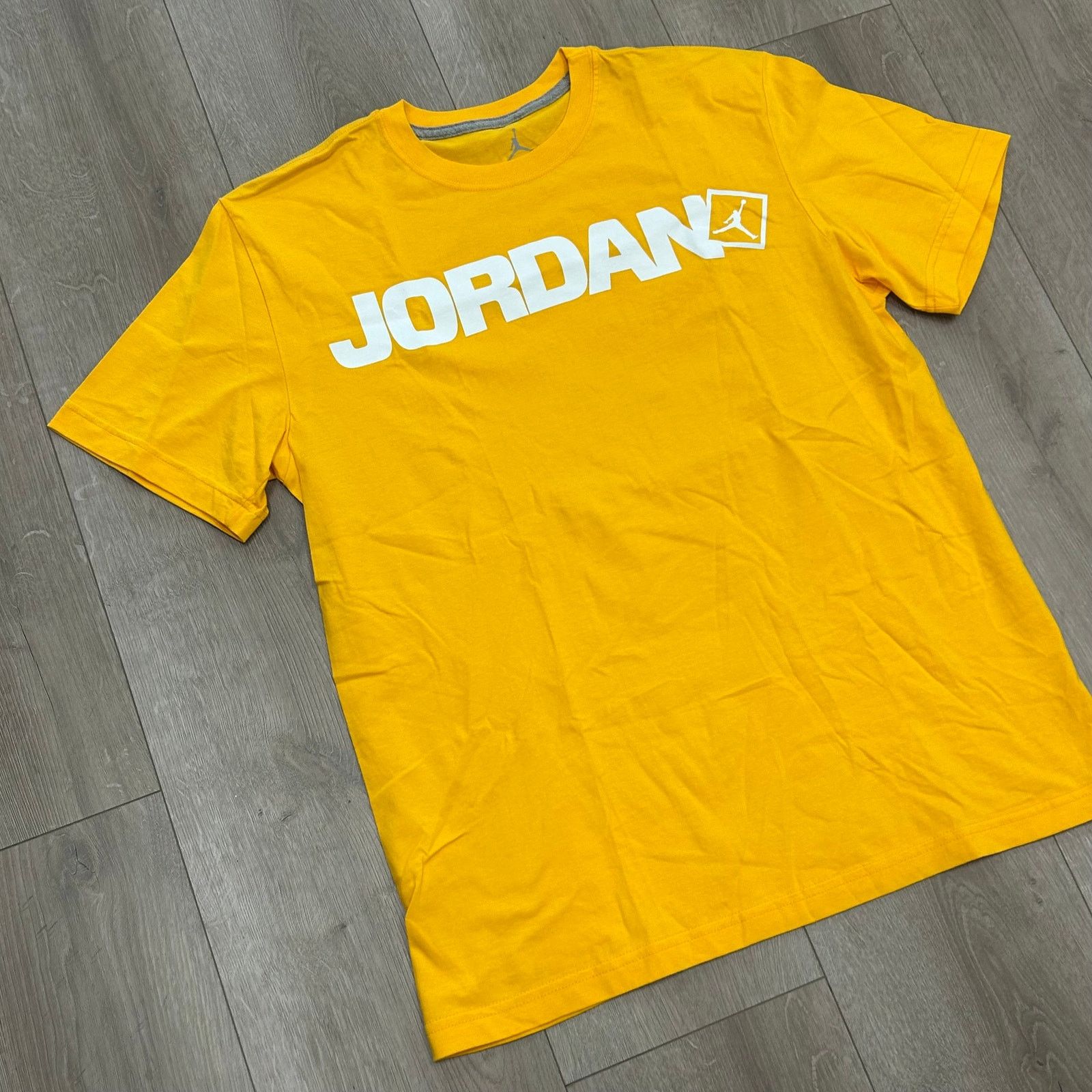 Jordan Brand Nike Jordan Block Letters Yellow White Tee T Shirt Size US L / EU 52-54 / 3 - 2 Thumbnail