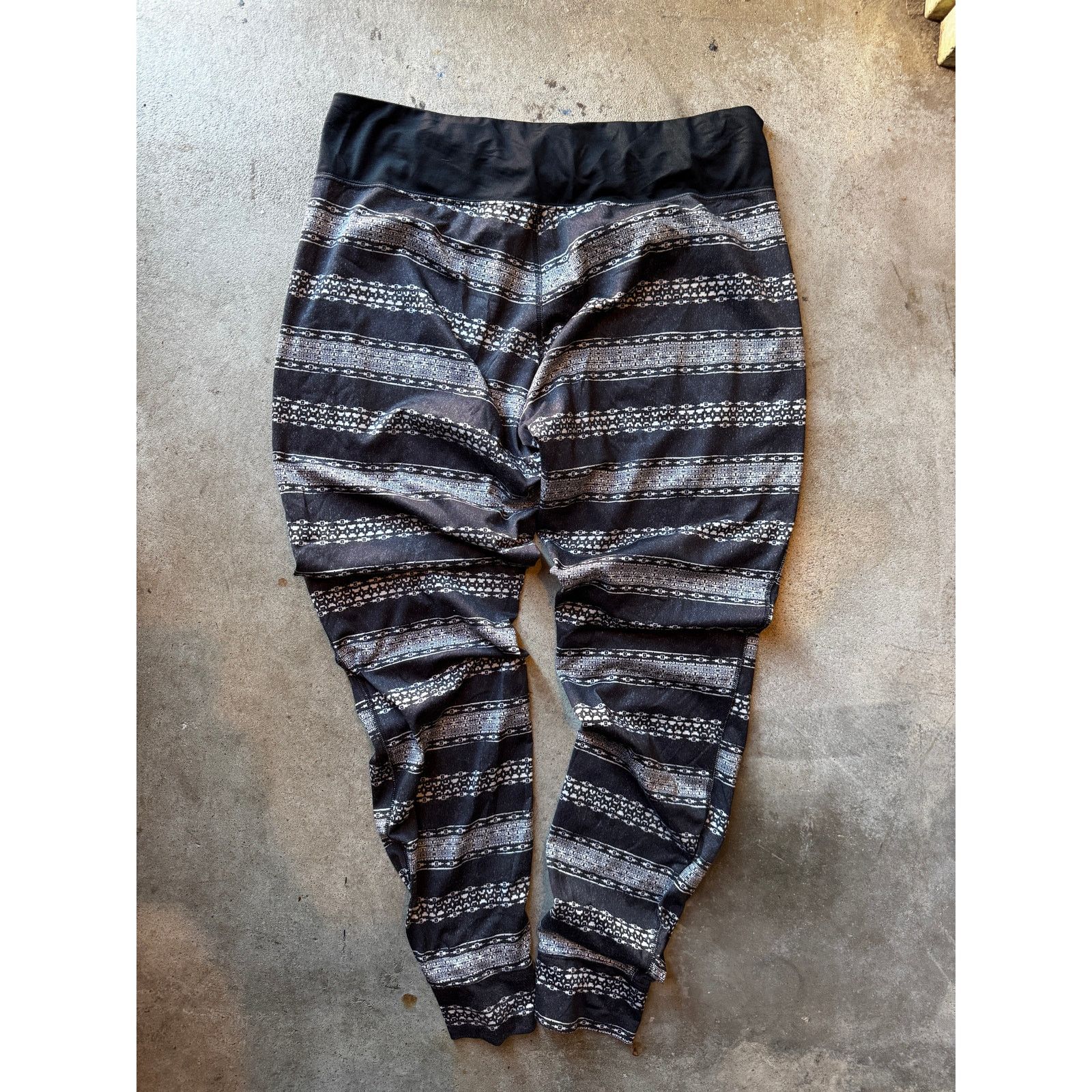 Patagonia Patagonia Black/White Greek Pattern Athleisure Leggings (L) Size 34" / US 12 / IT 48 - 1 Thumbnail