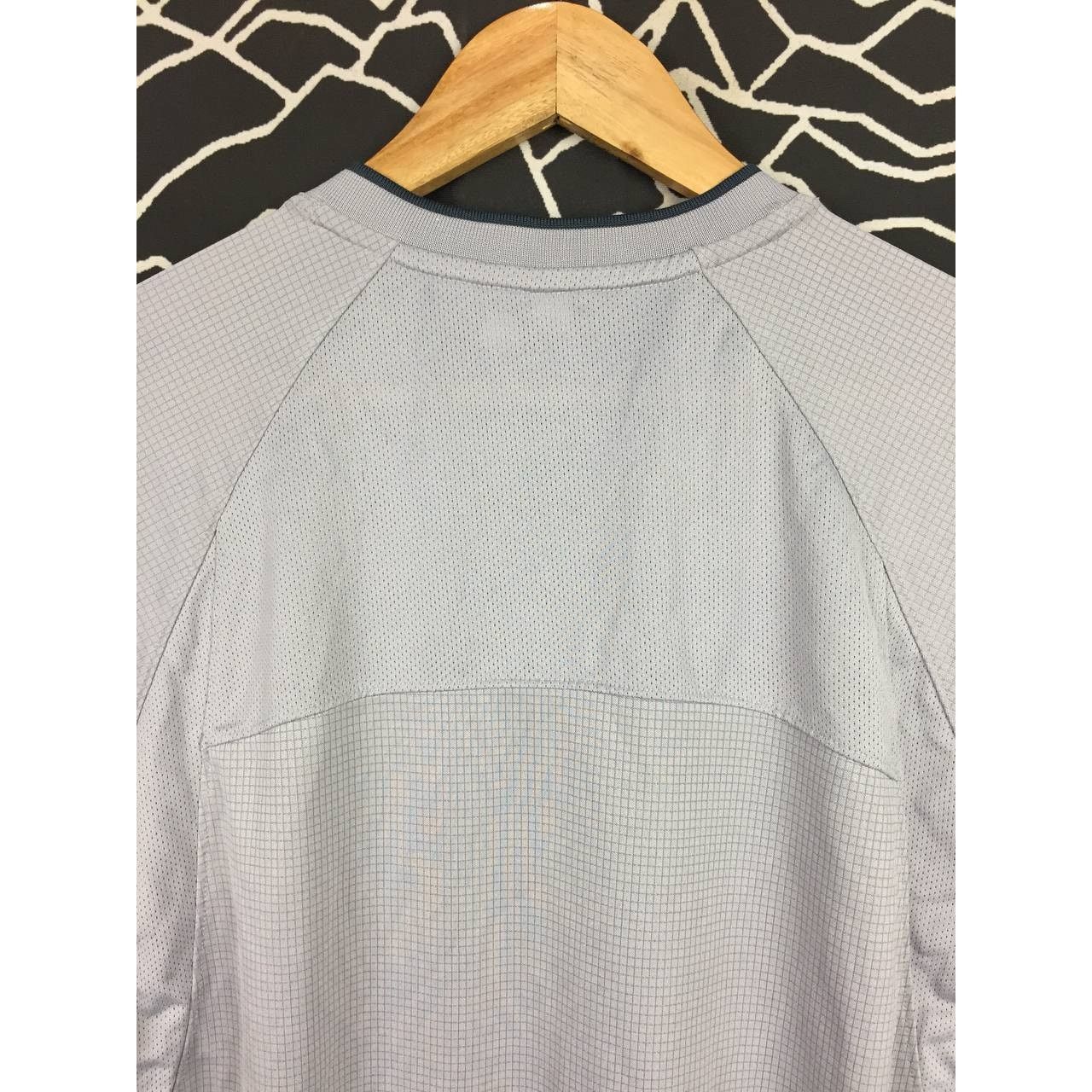 Japanese Brand × Uniqlo Uniqlo Body Tech V-Neck Activewear Jersey Size L Size US L / EU 52-54 / 3 - 6 Thumbnail