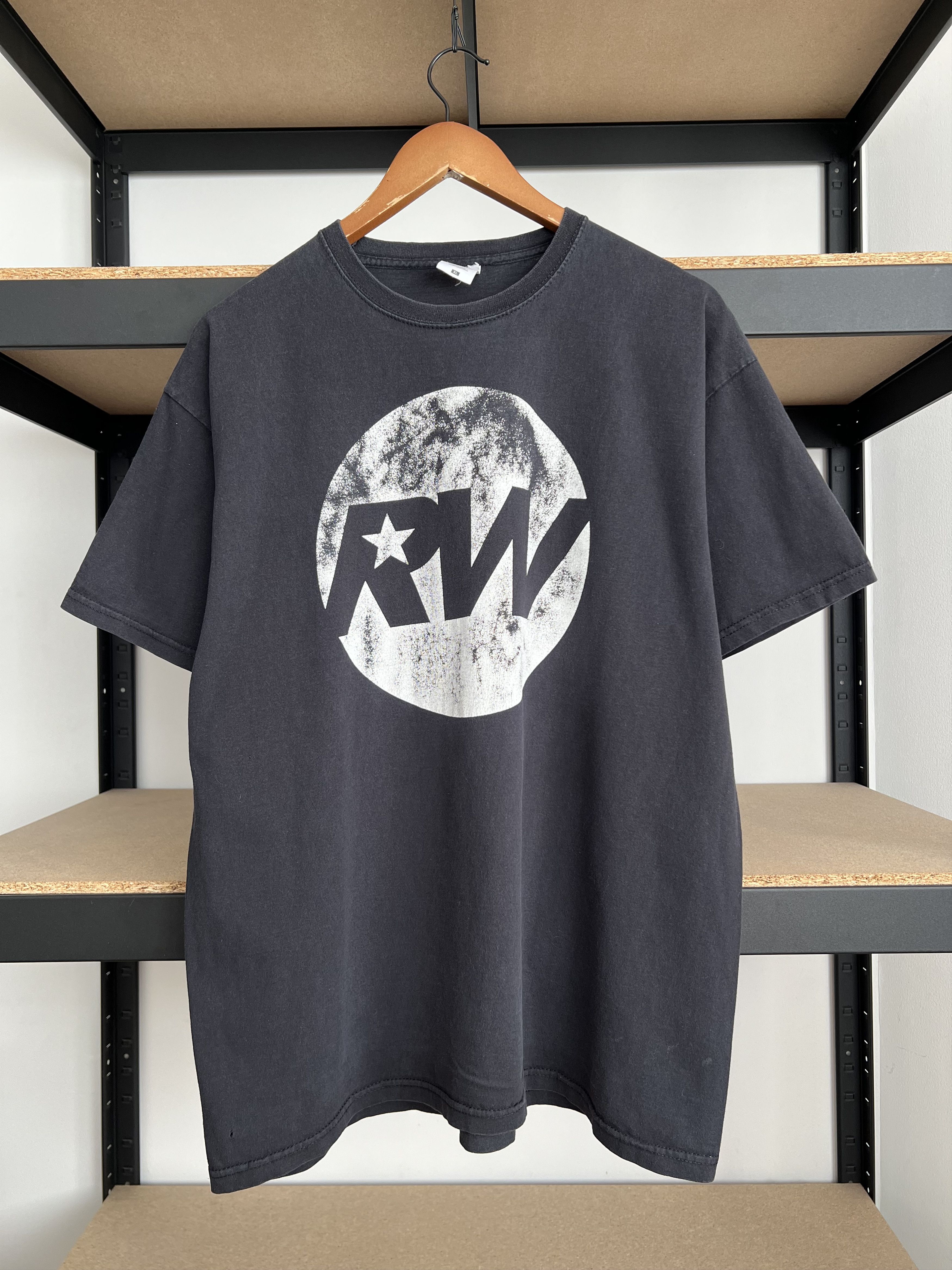Band Tees Vintage 2017 Robbie Williams Tour Black T-shirt Size US XL / EU 56 / 4 - 1 Thumbnail