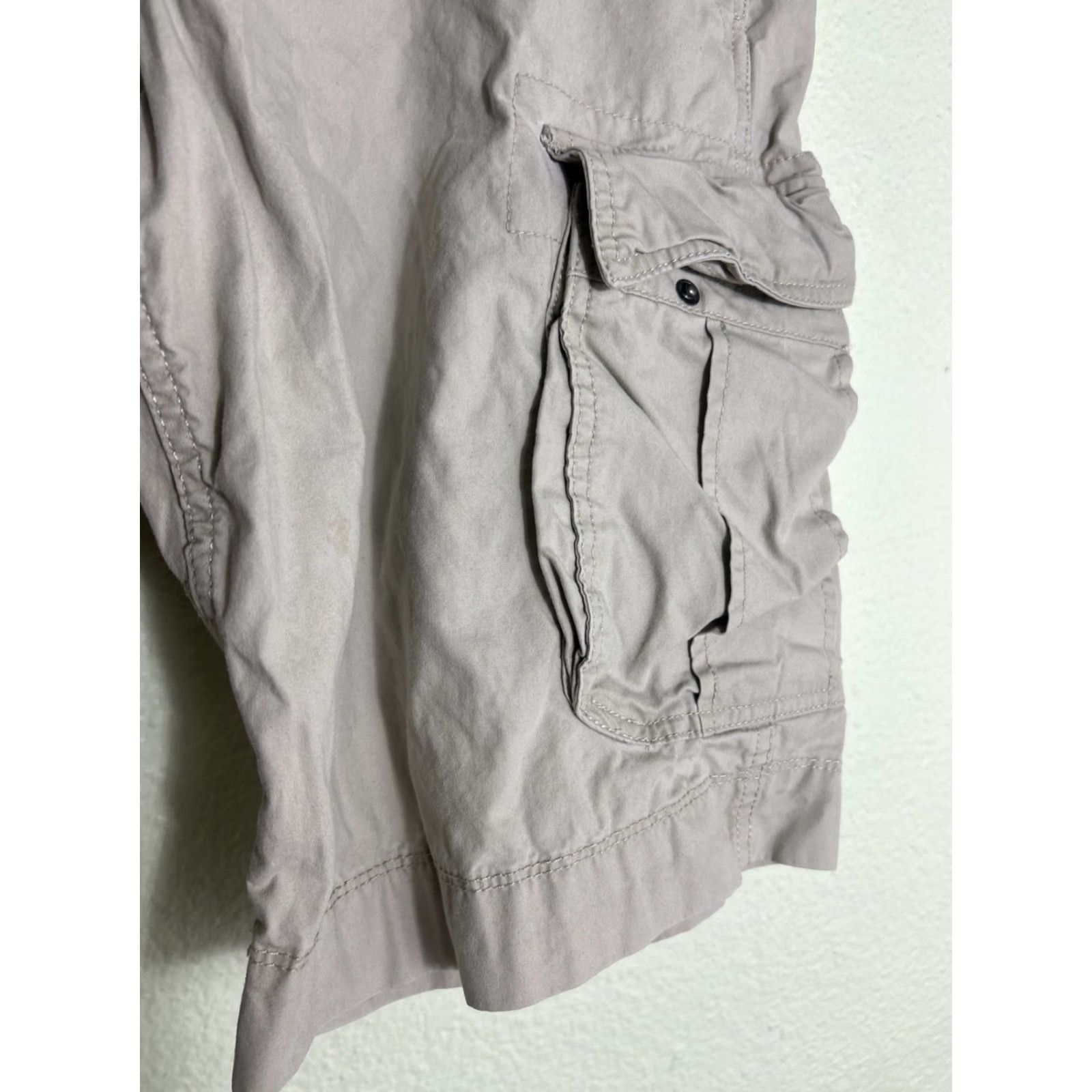 Gap VINTAGE Gap Beige Cargo Shorts Mens Size 33x11.5 Preppy Kanye Stain Size US 33 - 3 Thumbnail