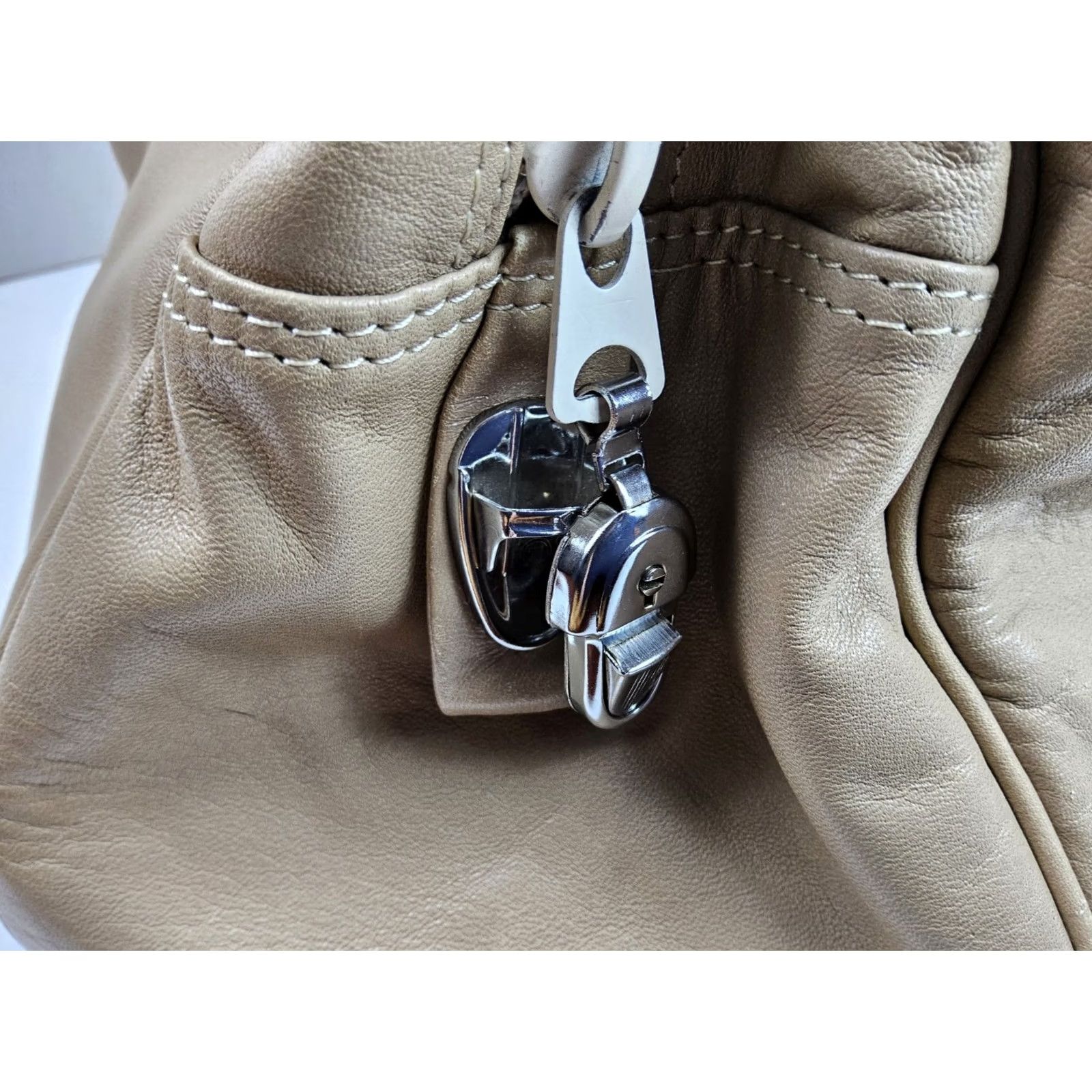 Vintage VINTAGE Leather Duffle Bag Women's Travel Purse Satchel with Key Beige Size ONE SIZE - 5 Thumbnail