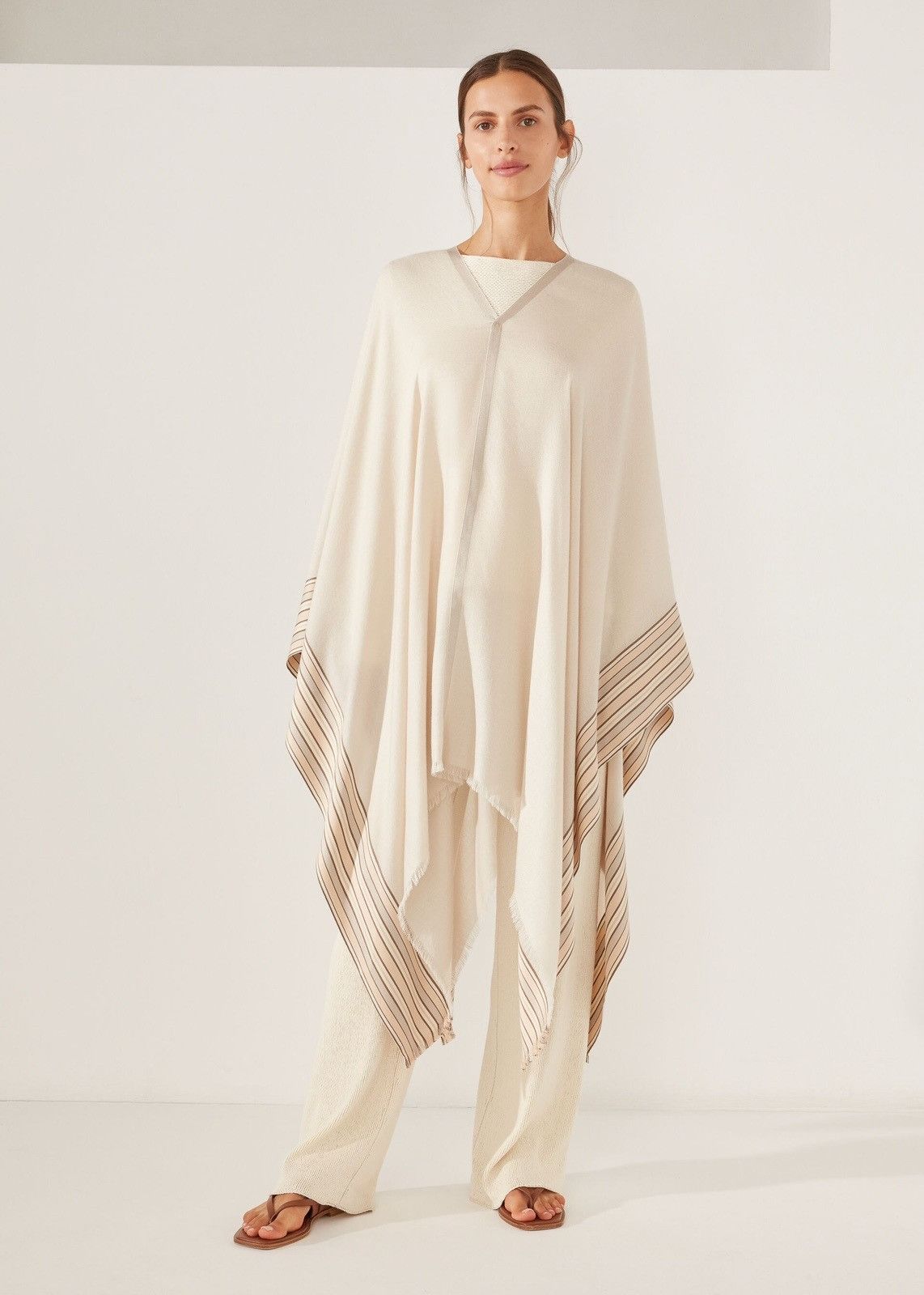 Loro Piana o1srvl11e0824 Size: OS / Suitcase Cape in Beige Size ONE SIZE - 2 Thumbnail