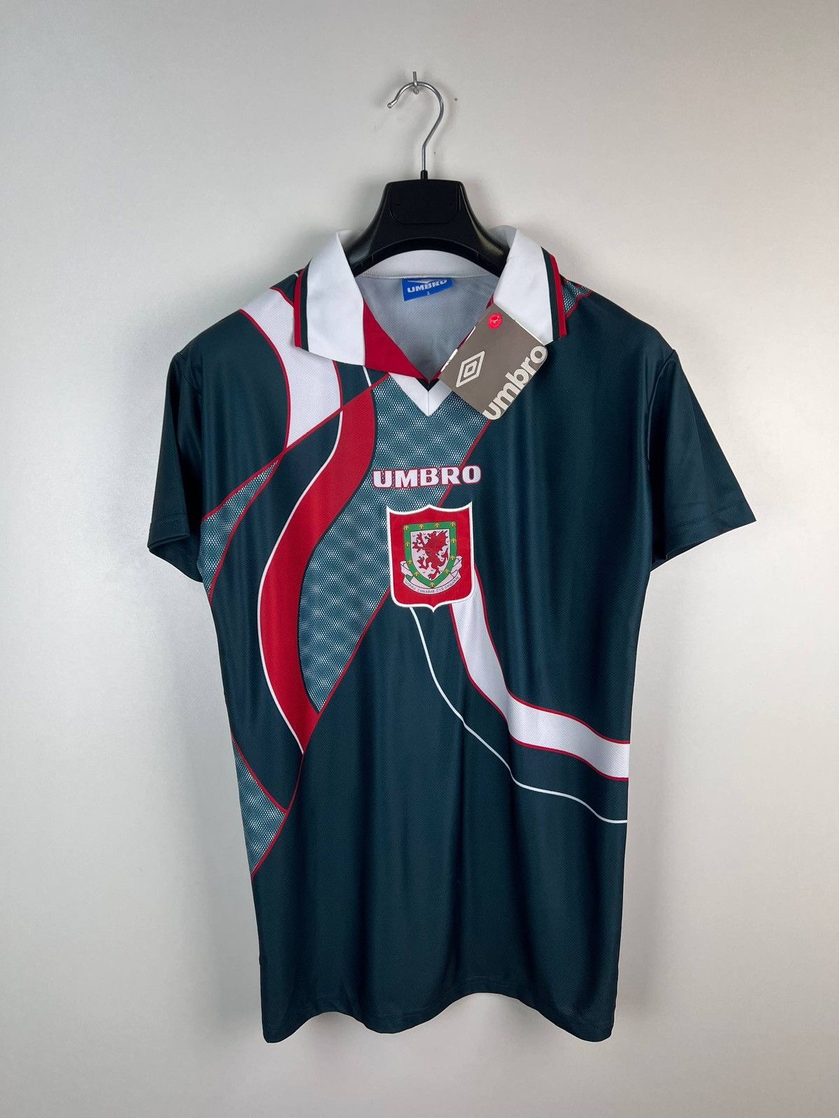 Umbro Umbro Wales Ghippi retro shirt size S Size US S / EU 44-46 / 1 - 1 Thumbnail