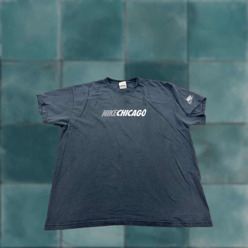 Nike VINTAGE Nike Shirt Mens 2XL Black Chicago Spellout Gray USA Made 90s Sports T-Shirt Size US XXL / EU 58 / 5 - 1 Thumbnail