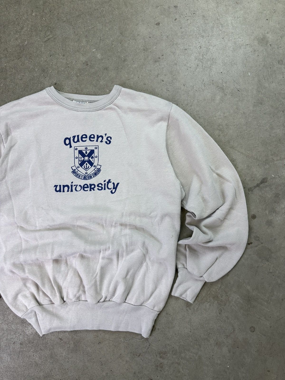 Vintage vintage 80s queens university spellout logo crewneck white Size US S / EU 44-46 / 1 - 2 Thumbnail