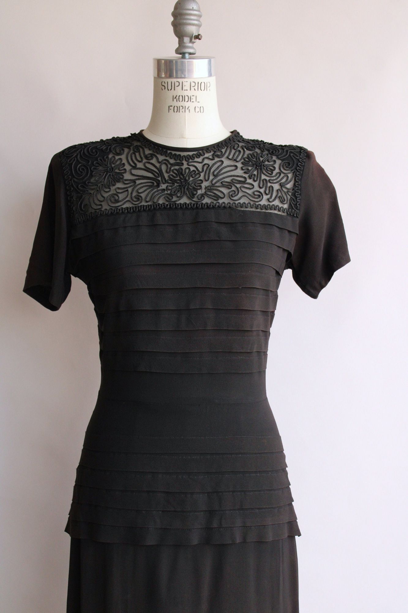 Vintage Vintage 1940s Dress, Black Rayon Dress With Soutache Trim, P Size M / US 6-8 / IT 42-44 - 2 Thumbnail
