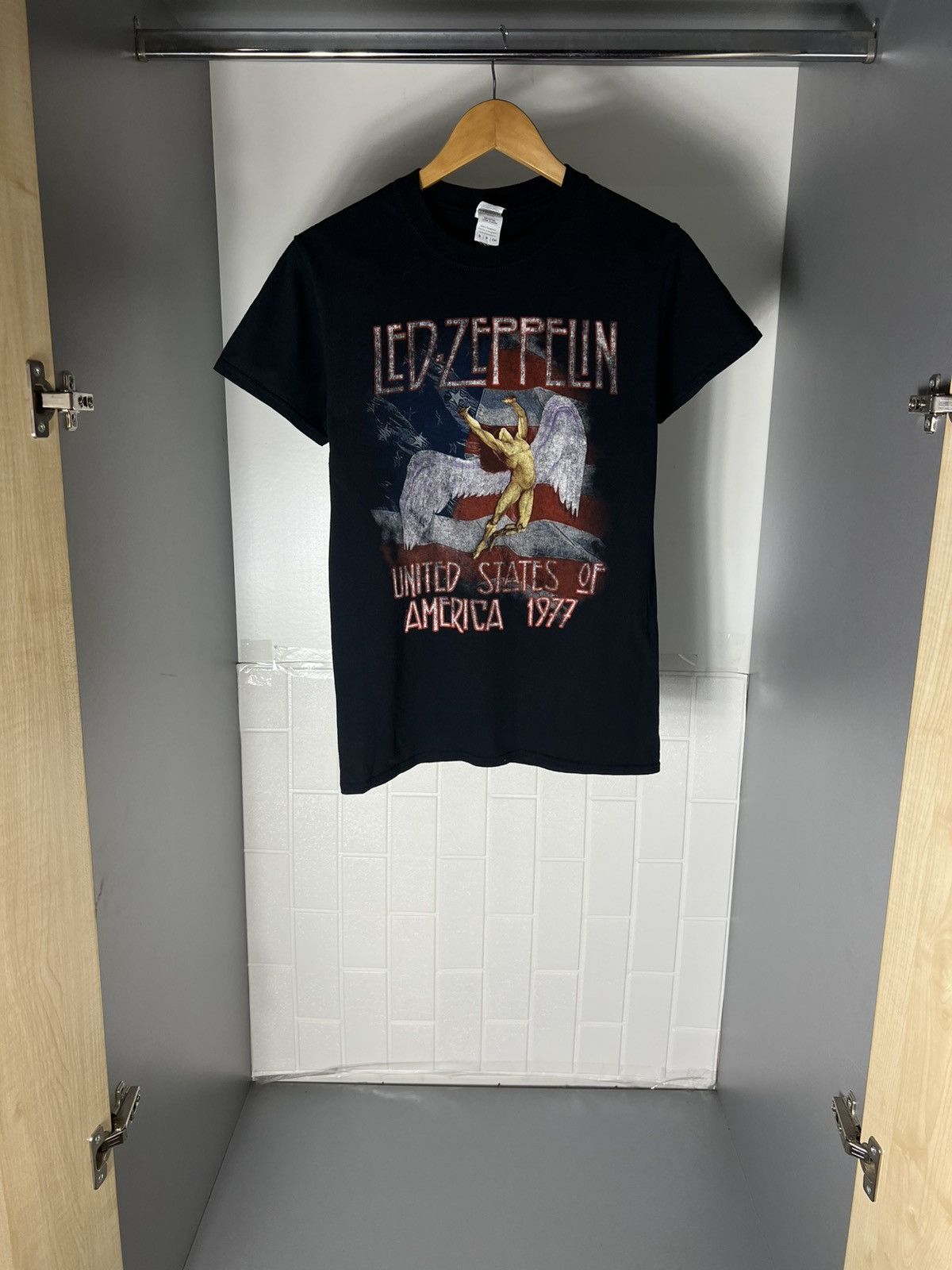 Band Tees VINTAGE LED ZEPPELIN WORLD TOUR ROCK T-SHIRT METAL Y2K 90s Size US S / EU 44-46 / 1 - 1 Thumbnail