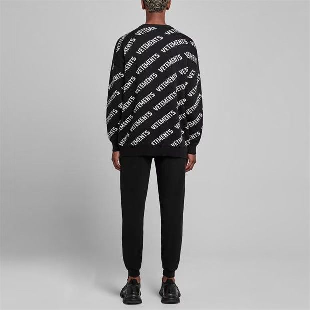 Vetements o1g2r1mq0824 All Over Logo Crew Neck Jumper in Black White Size US M / EU 48-50 / 2 - 7 Thumbnail