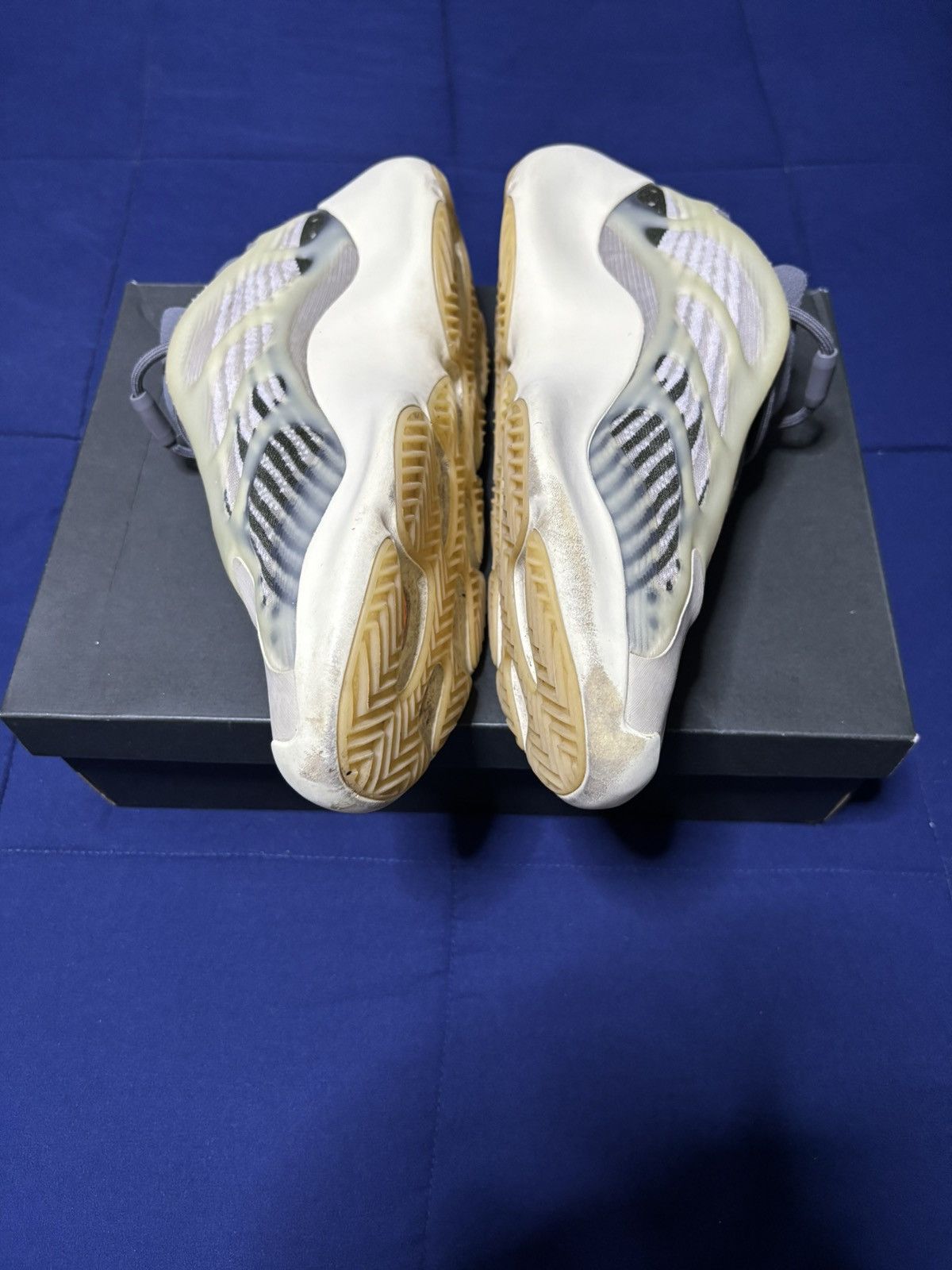 Adidas Adidas Yeezy 700 V3 Fade Salt 2022 Size 11 Size US 11 / EU 44 - 3 Thumbnail