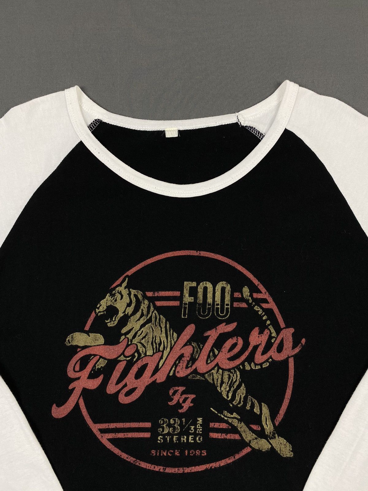 Band Tees 2000’s Vintage Foo Fighters Two Tone Raglan 3/4 Sleeve Tee Size US XXL / EU 58 / 5 - 2 Thumbnail