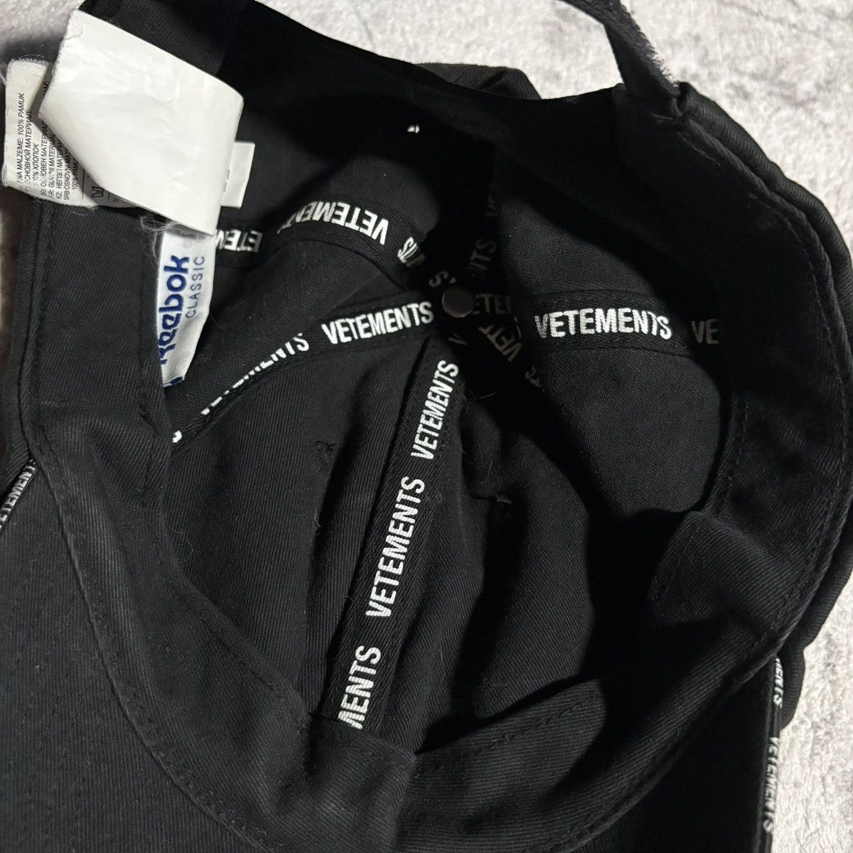 Reebok × Vetements Vetements x Reebok Securite Logo Hat Size ONE SIZE - 7 Thumbnail