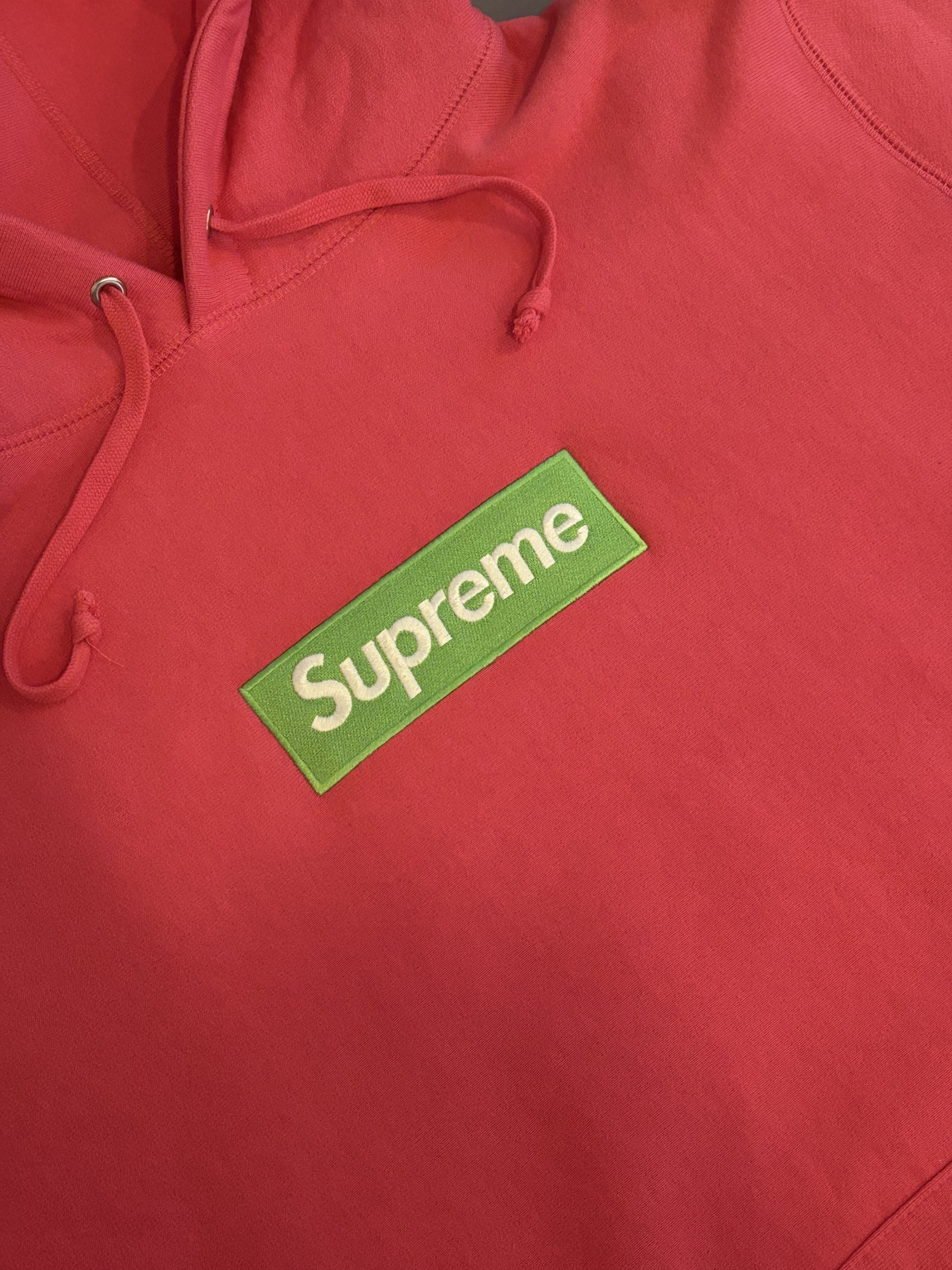 Supreme Sweat à capuche Supreme rose logo vert en tbe Size US M / EU 48-50 / 2 - 8 Thumbnail
