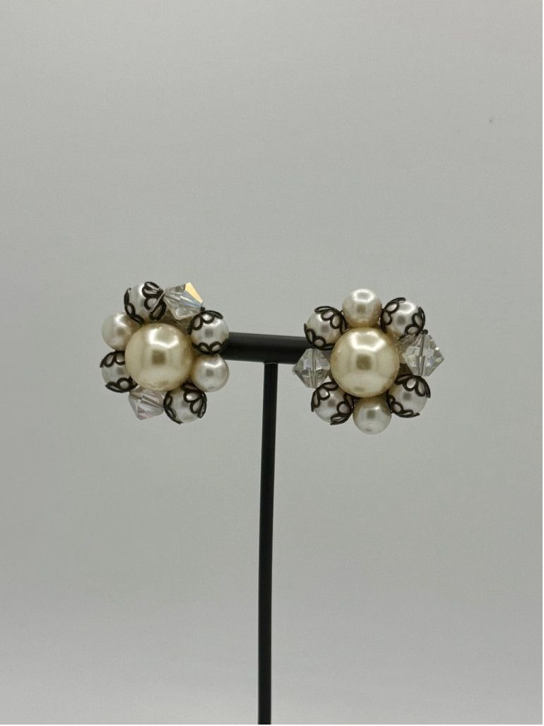 The Unbranded Brand 1950's Vogue Rhinestone Faux Pearl Clip Earrings Size ONE SIZE - 1 Thumbnail