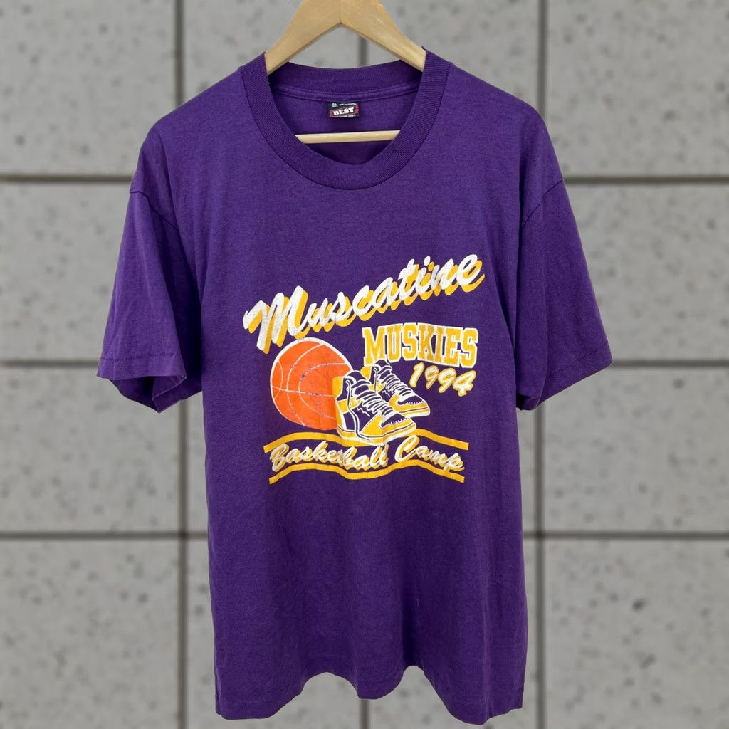 Fruit Of The Loom Vintage Nike Shirt XL Purple 1994 Muscatine Muskies Basketball Camp T-Shirt Made USA Mens Size US XL / EU 56 / 4 - 1 Thumbnail