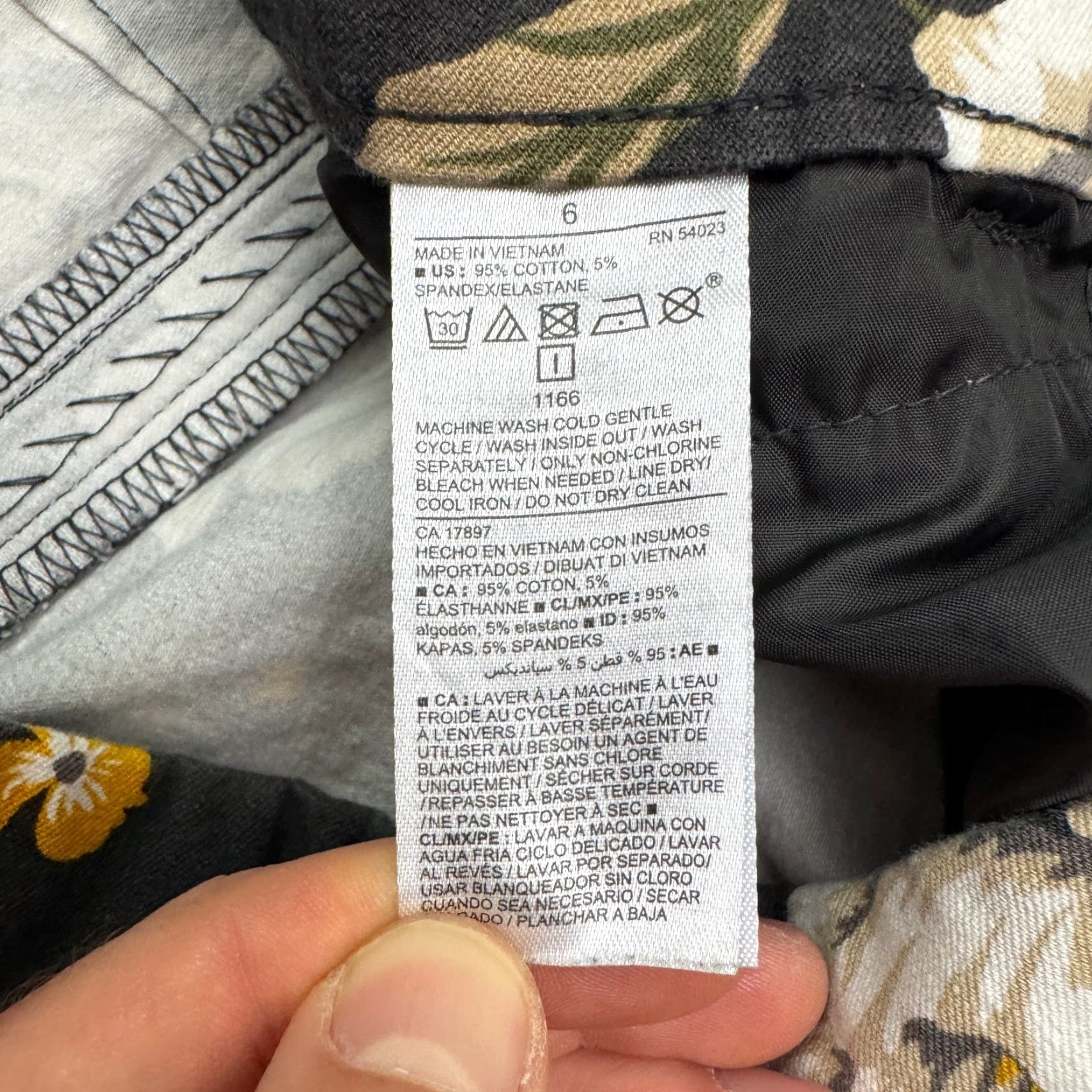 Old Navy VINTAGE Old Navy Women's Cropped Pants Size 6 Gray Floral Stretch Slim Fit Casual Spring Summer Size 28" / US 6 / IT 42 - 6 Thumbnail