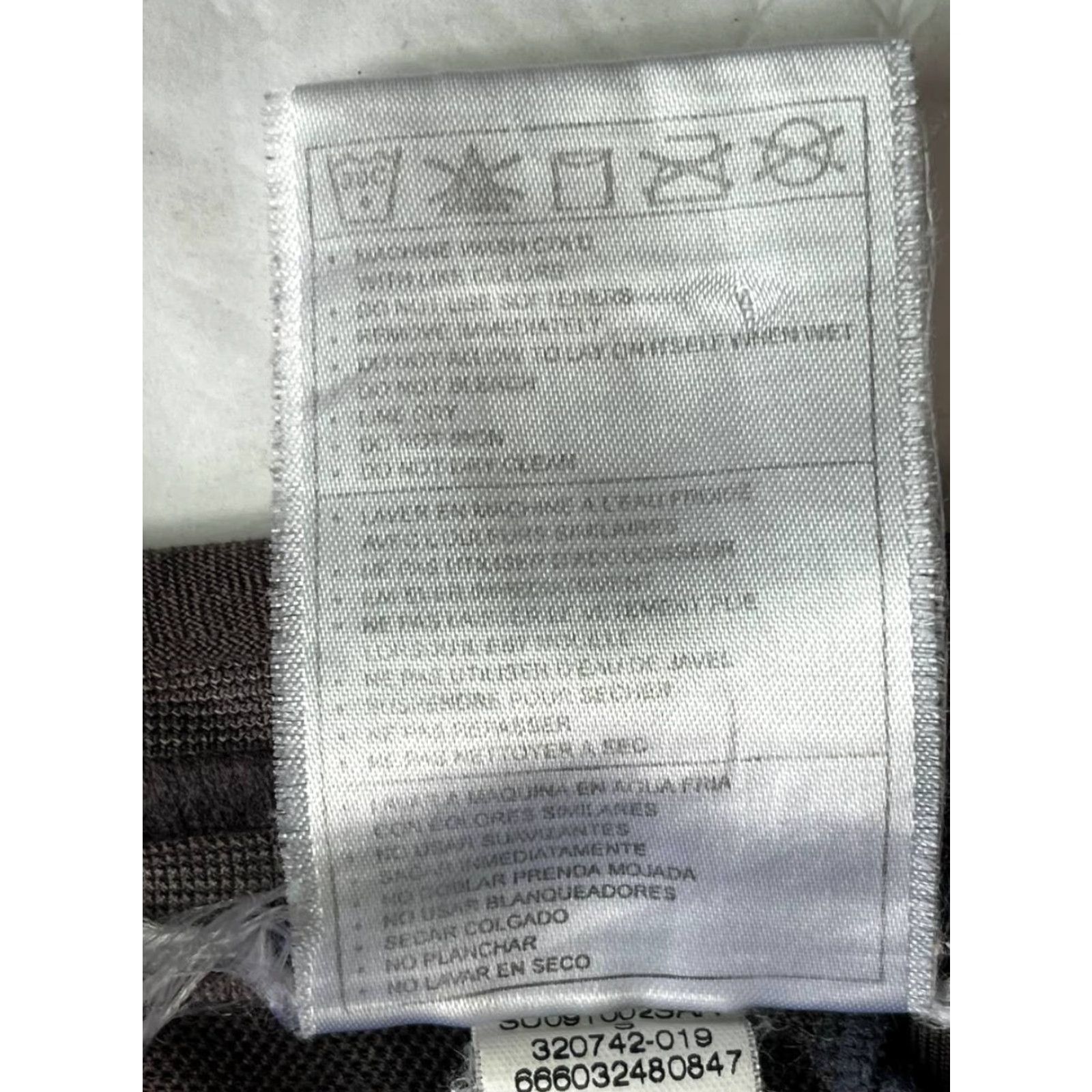 Nike Nike Fit Dry Pants Capri Women Size S Gray Stretch Athletic Style Capri Men's? No — Women. Size 28" / US 6 / IT 42 - 7 Thumbnail