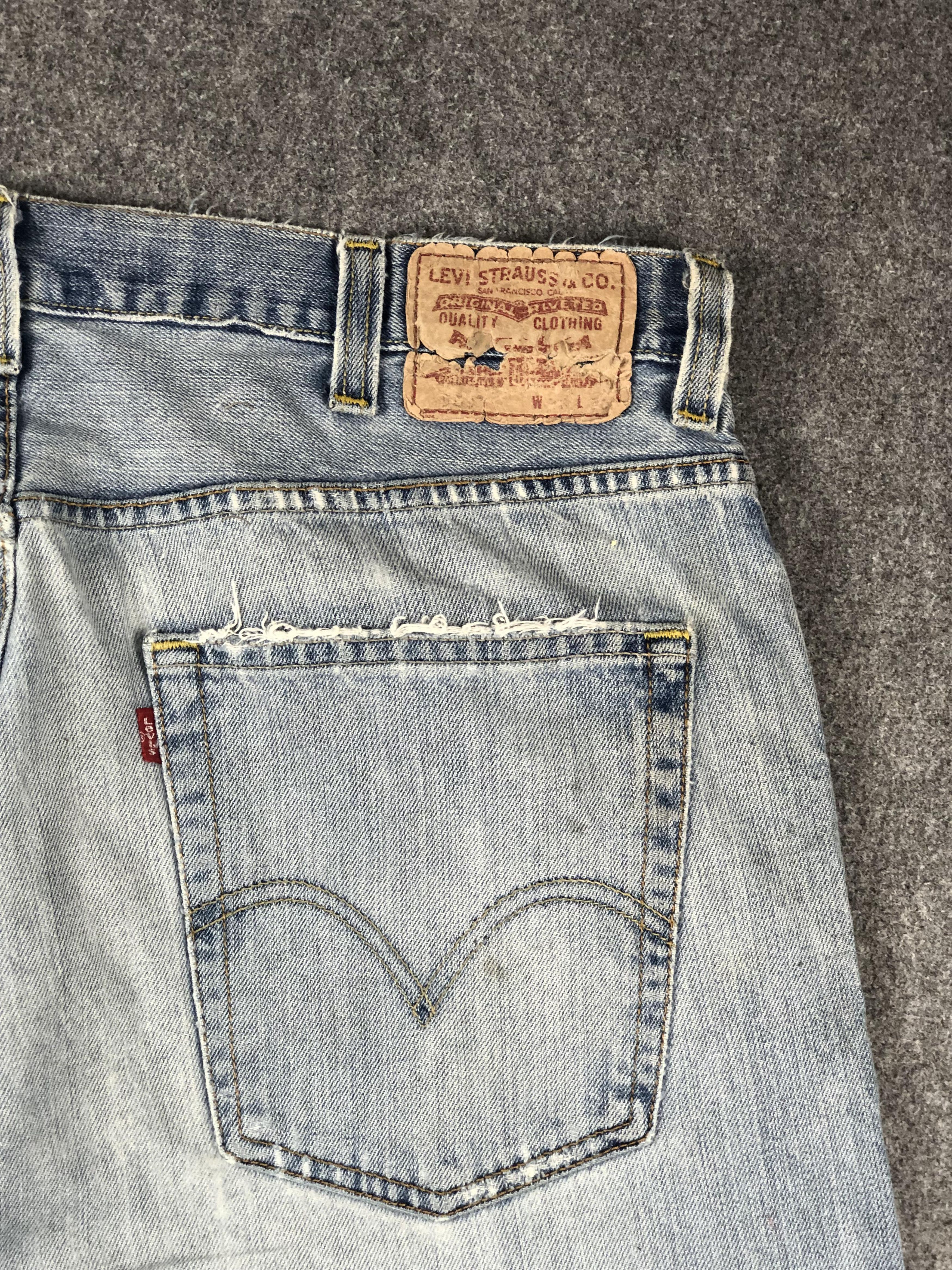 Vintage Disressed Levis 569 Light Wash Jeans DP2270