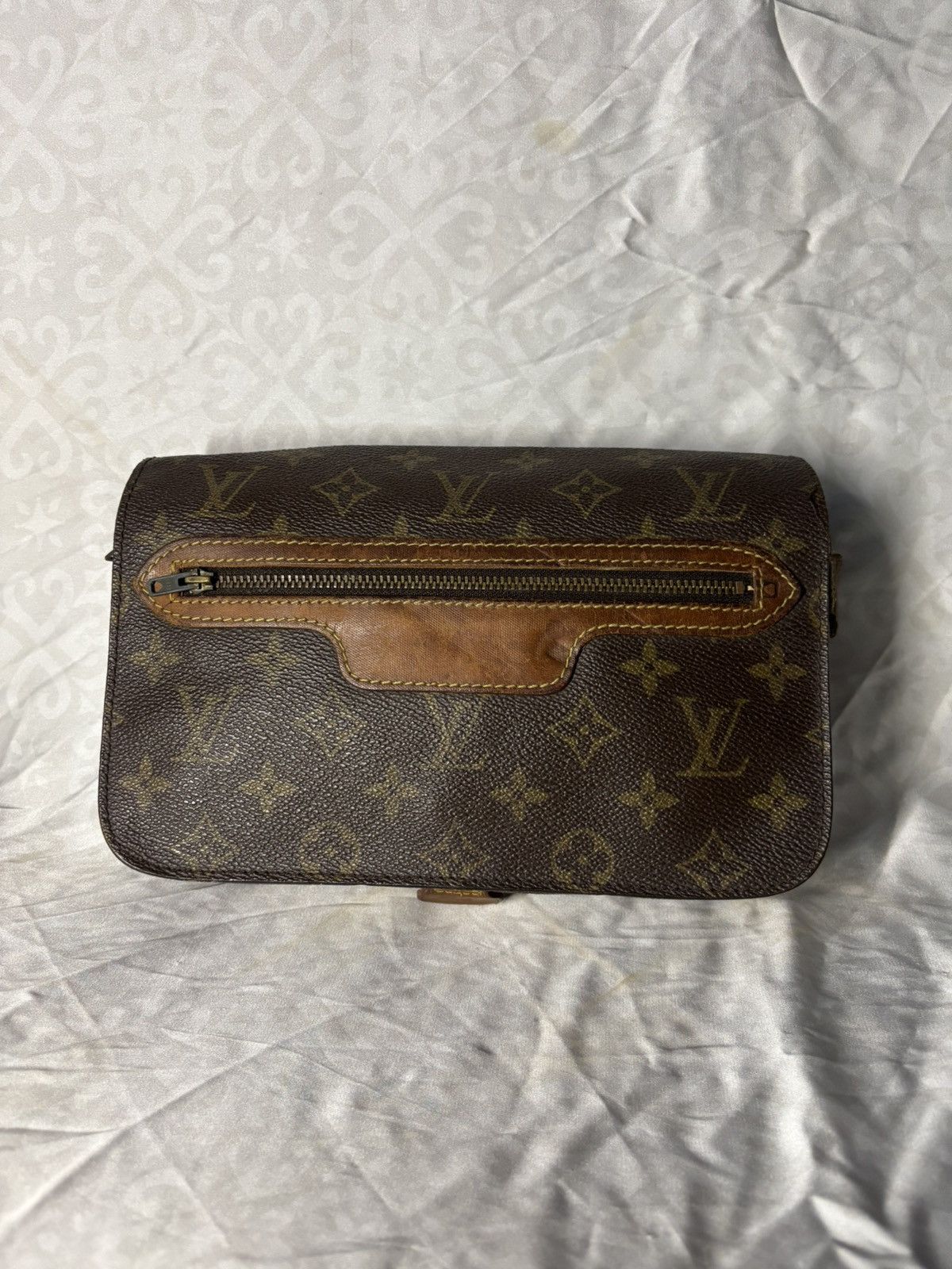 Louis Vuitton (very worn) Louis Vuitton Cluth Bag Vintage Size ONE SIZE - 1 Thumbnail