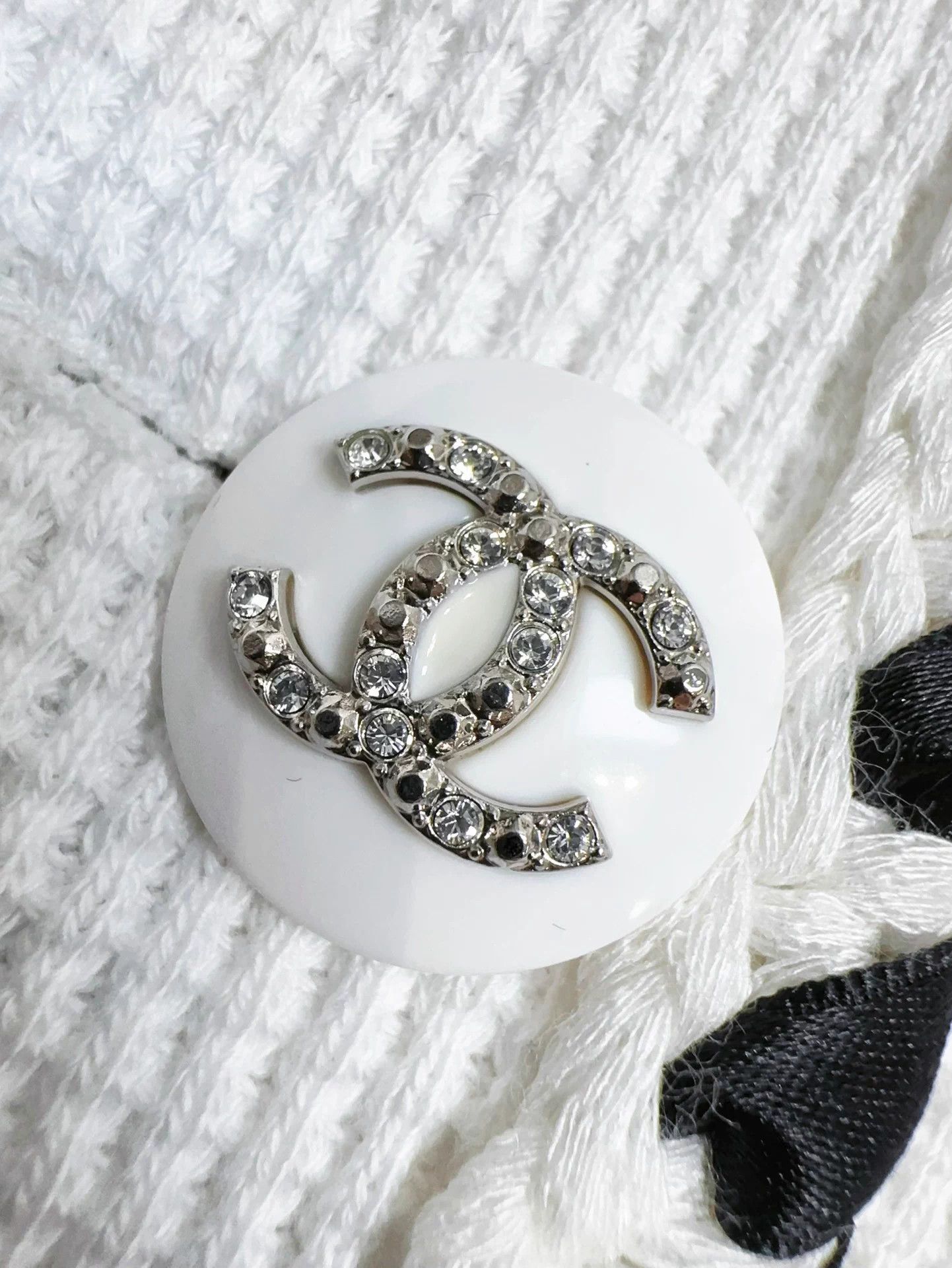 Chanel Chanel 21S White Waffle Crystal Button B&W Trim 40 Size M / US 6-8 / IT 42-44 - 7 Thumbnail