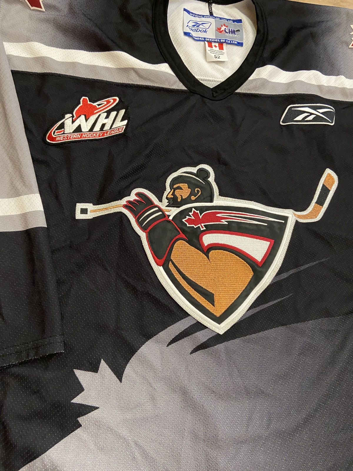 Reebok Vancouver Giants authentic alternate hockey jersey Size US L / EU 52-54 / 3 - 6 Thumbnail