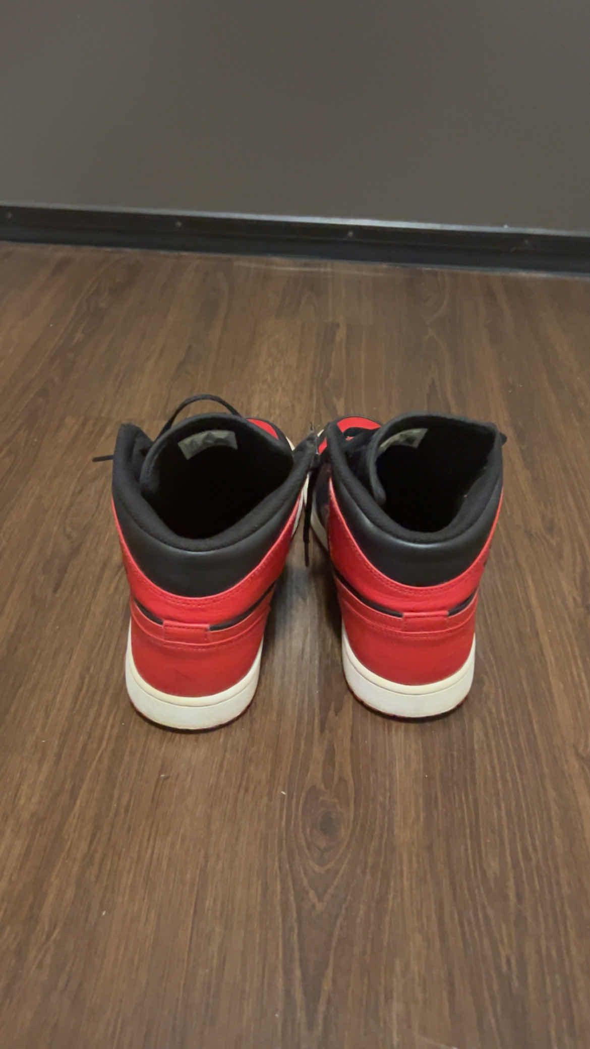 Jordan Brand jordan 1 mid banned Size US 11 / EU 44 - 5 Thumbnail