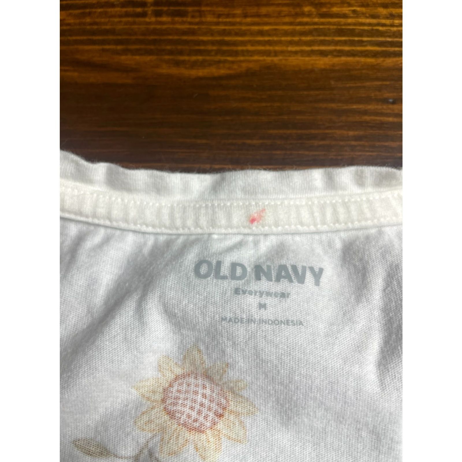Old Navy Old Navy Shirt Women's Medium White Floral Sunflower V-neck Shirt Women M White Floral Sunflower V-Neck Casual Modern Basic Regular Sleeveless Size M / US 6-8 / IT 42-44 - 6 Thumbnail