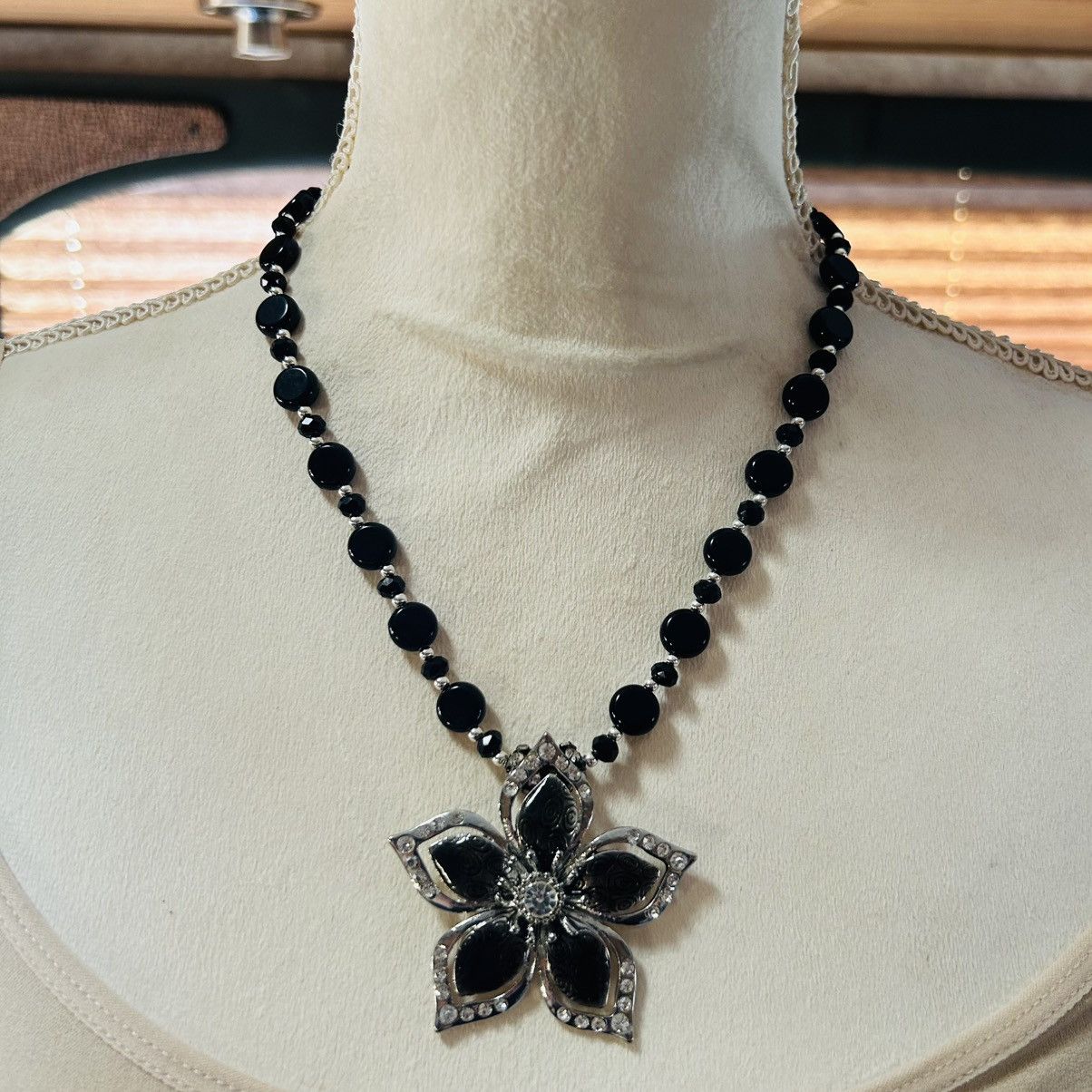 Handmade Handcrafted stone flower pendant beaded necklace Size ONE SIZE - 2 Thumbnail