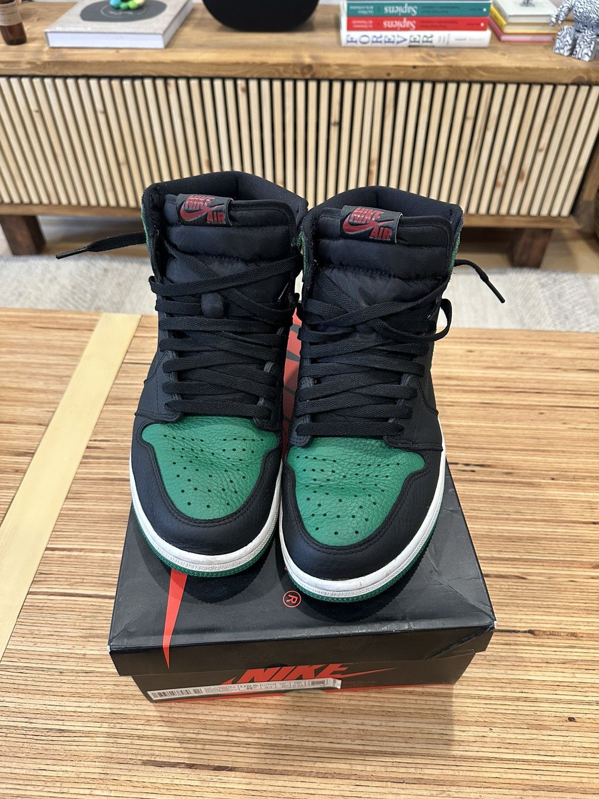 Jordan Brand Air Jordan 1 Retro High OG Black/Pine Green Size US 9.5 / EU 42-43 - 2 Thumbnail