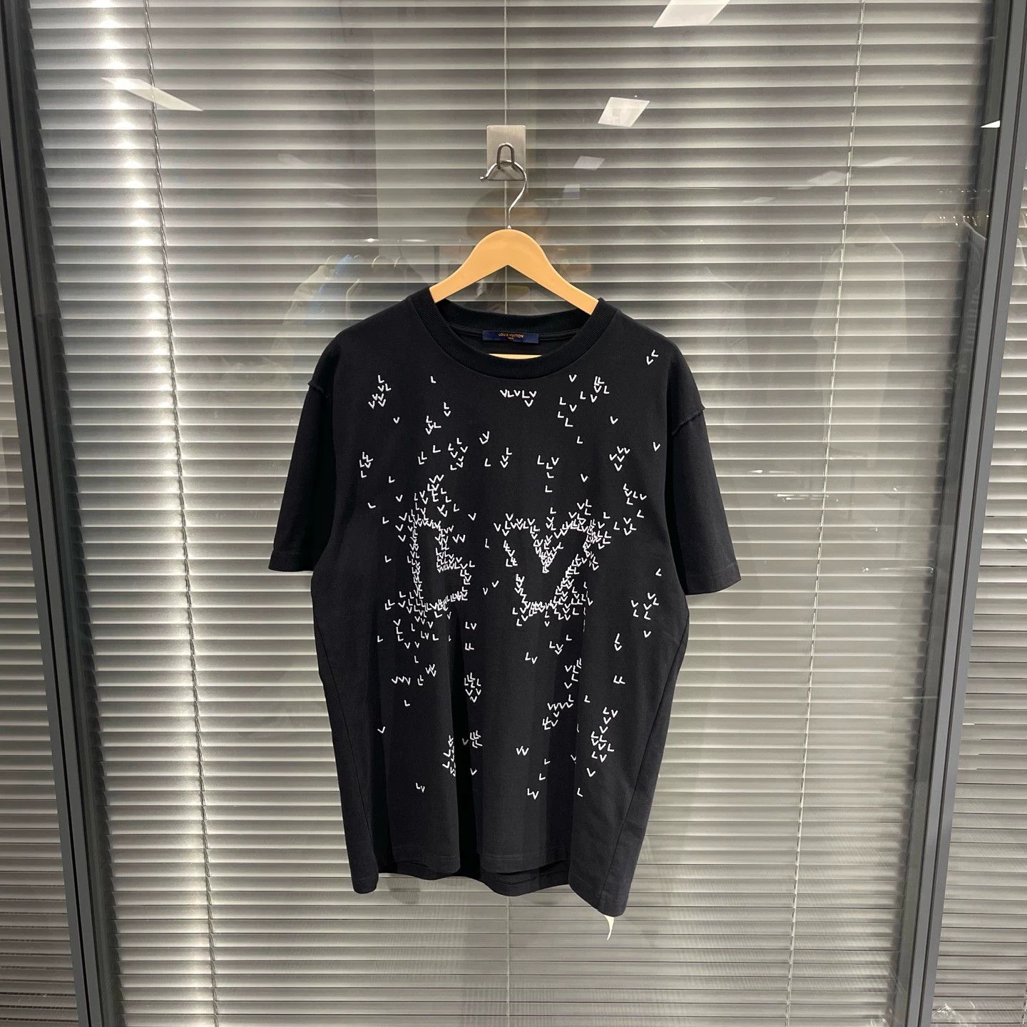 Louis Vuitton LV All Over Print Paper Airplane T-Shirt L 99 New Size US L / EU 52-54 / 3 - 1 Thumbnail