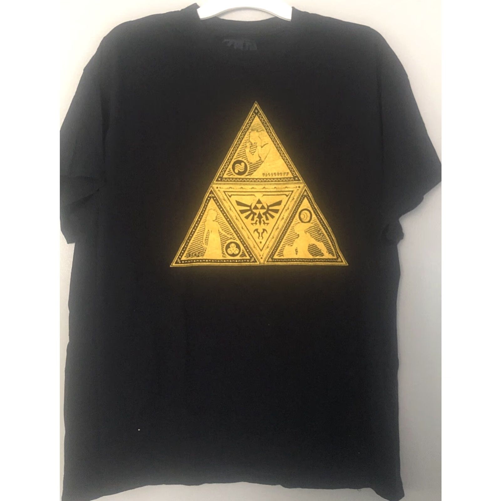 Vintage VINTAGE The Legend Of Zelda Triforce Symbol Logo Men's XL Short Sleeve T-shirt Black Crew Neck Graphic Tee Size US XL / EU 56 / 4 - 2 Thumbnail