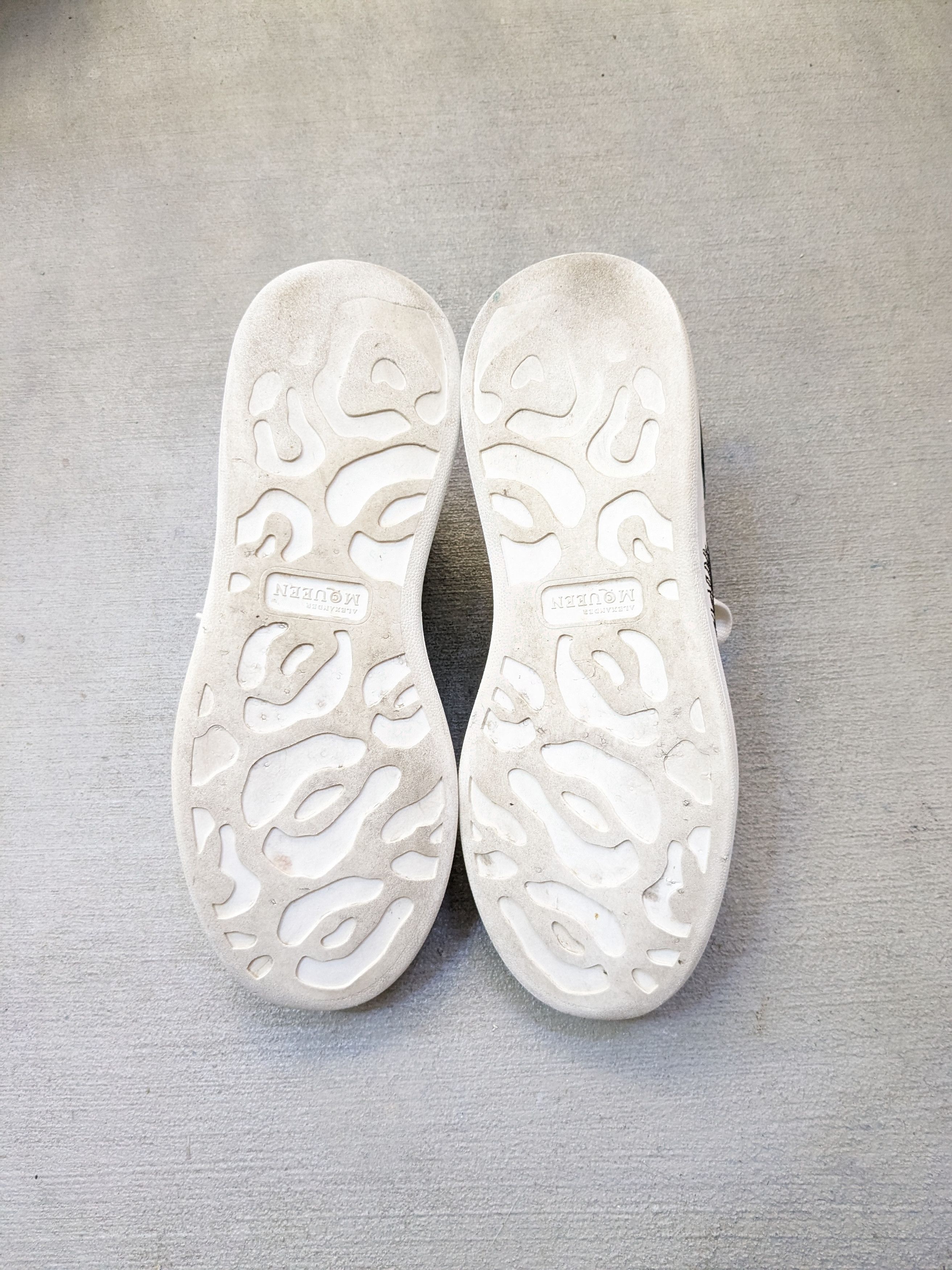 Alexander McQueen Alexander McQueen Larry Oversized Sneakers 9 42 White Black Size US 9 / EU 42 - 19 Thumbnail